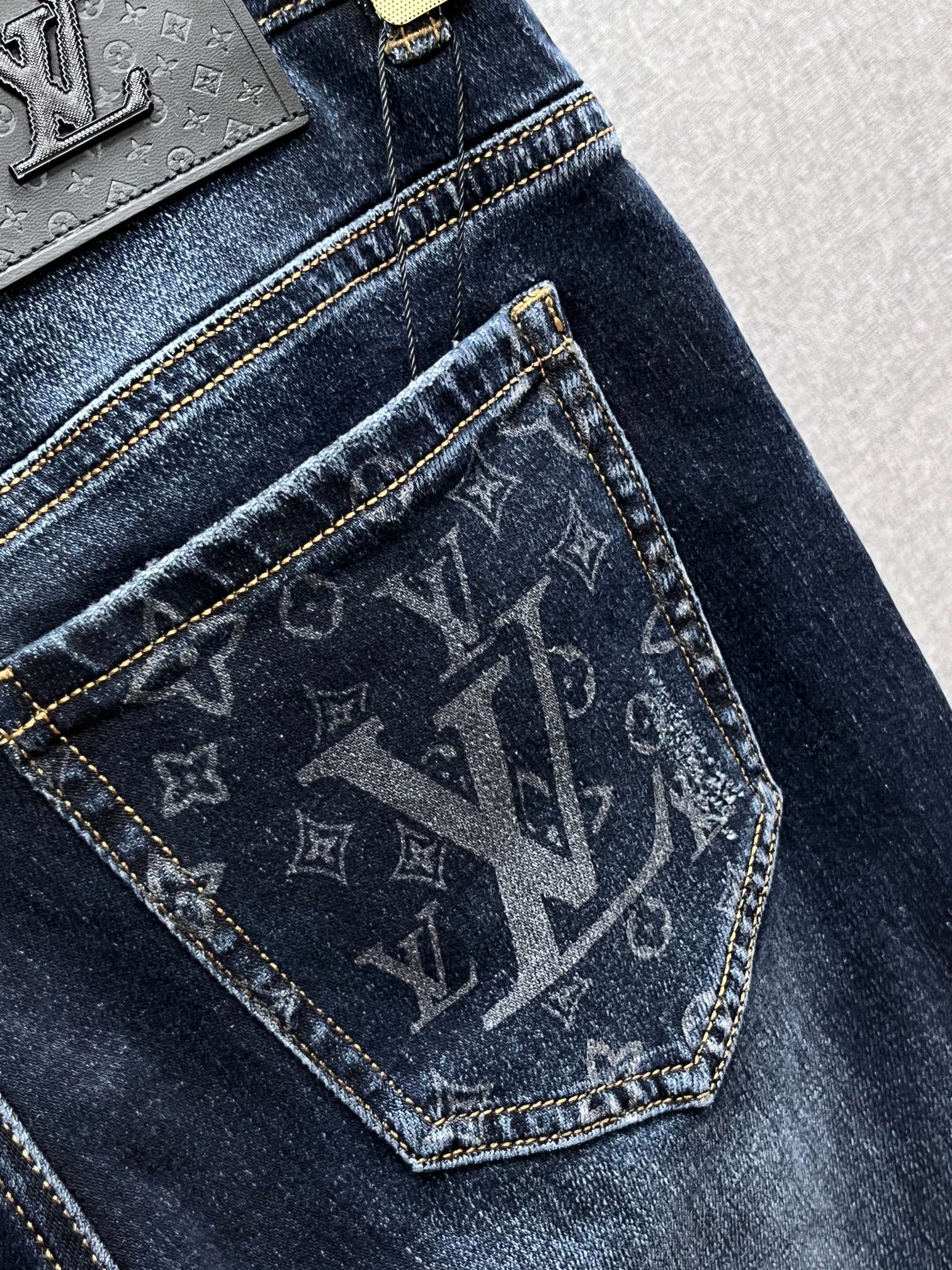 Lv🔥高端定制、2025早秋最新款牛仔裤 柜台同步发售 原版定制 客供五金辅料 原单品质 进口固色牛仔弹