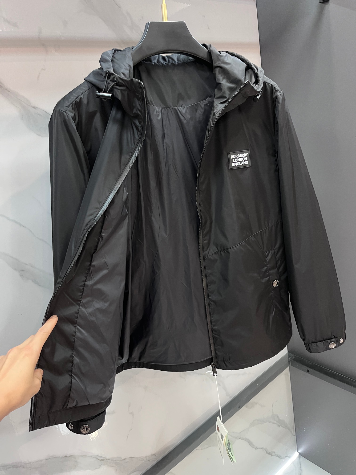 Burberry Early Autumn Jacket: Stylish, Windproof, and Featuring Signature Logo 7 a1758468239606 7216