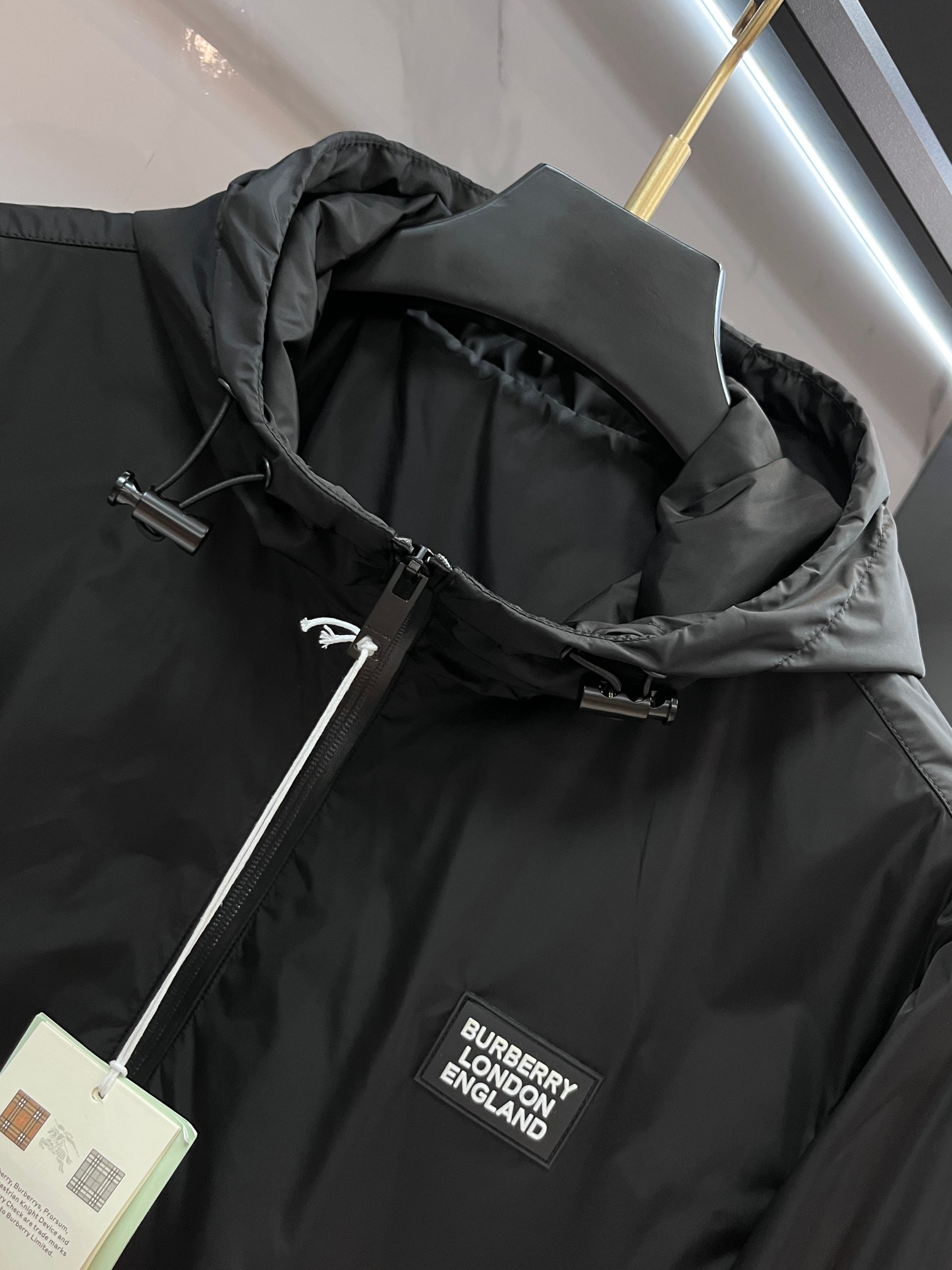 Burberry Early Autumn Jacket: Stylish, Windproof, and Featuring Signature Logo 8 a1758468239630 1550