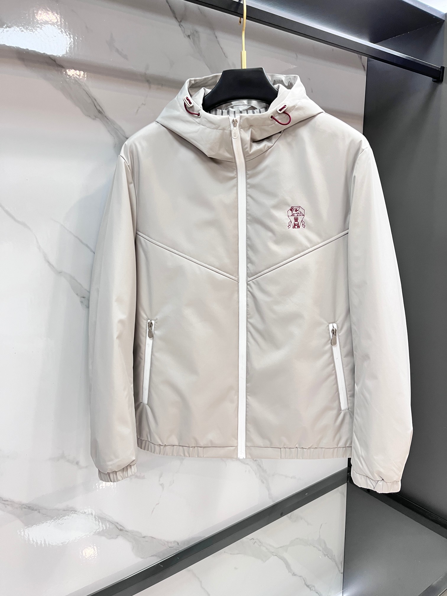 NO:597608,BC 25fw new BC small label jacket. Custom-made fabrics, waterproof or windproof functional fabrics, cut and sewn to ensure a crisp fit. Three-dimensional cutting is used to fit ergonomics, and the hooded design adds a casual feel. The cuffs and hem are constricted to improve practicality and beauty. The zipper is finely stitched, and pockets and other parts are reinforced to ensure firmness. The embroidery pattern on the chest needs to be accurately positioned and embroidered to enhance the texture of the details.………………………………………………………………  SizeM-XXXL,,jackets & coats,hats,alexander wang19860909BC 25fw新款BC小标冲锋衣外套.客订专供面料,选用防水或防风功能性面料,经裁剪、缝制,保证版型挺括.采用立体裁剪,契合人体工学,连帽设计增添休闲感,袖口、下摆做缩口处理,提升实用性与美观度.拉链处精细缝合,口袋等部位加固,保障牢固度；胸口刺绣图案,需精准定位、绣制,提升细节质感.…………………………………………………… SizeM-XXXL,,jackets & coats,hats,alexander wang,Men's clothing