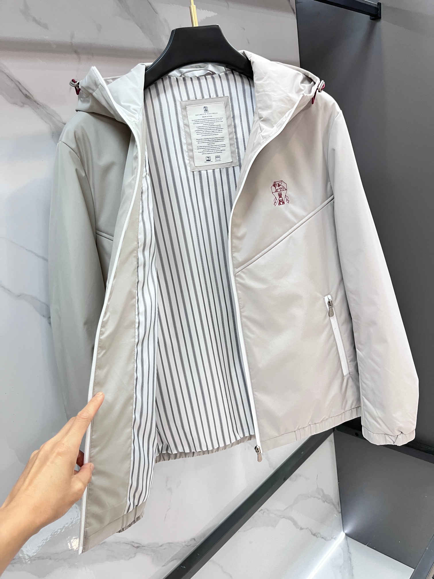 BC 25fw新款BC小标冲锋衣外套。客订专供面料，选用防水或防风功能性面料，经裁剪、缝制，保证版型挺括