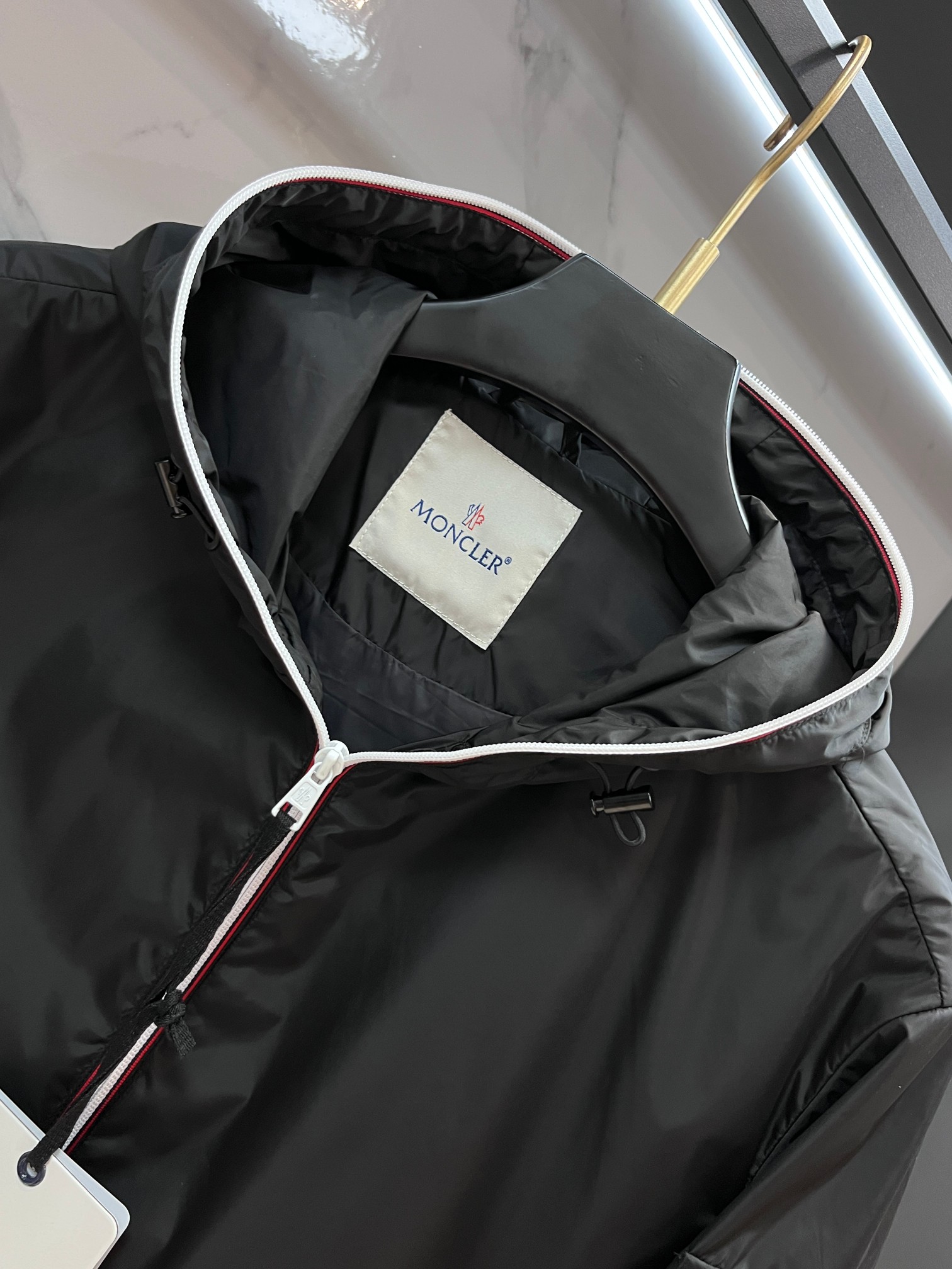 蒙口 2025秋季新款夹克外套，秀场新品‼品相非常完美，舒适保暖，三标齐全色泽饱满诱人，非常出彩的设计，