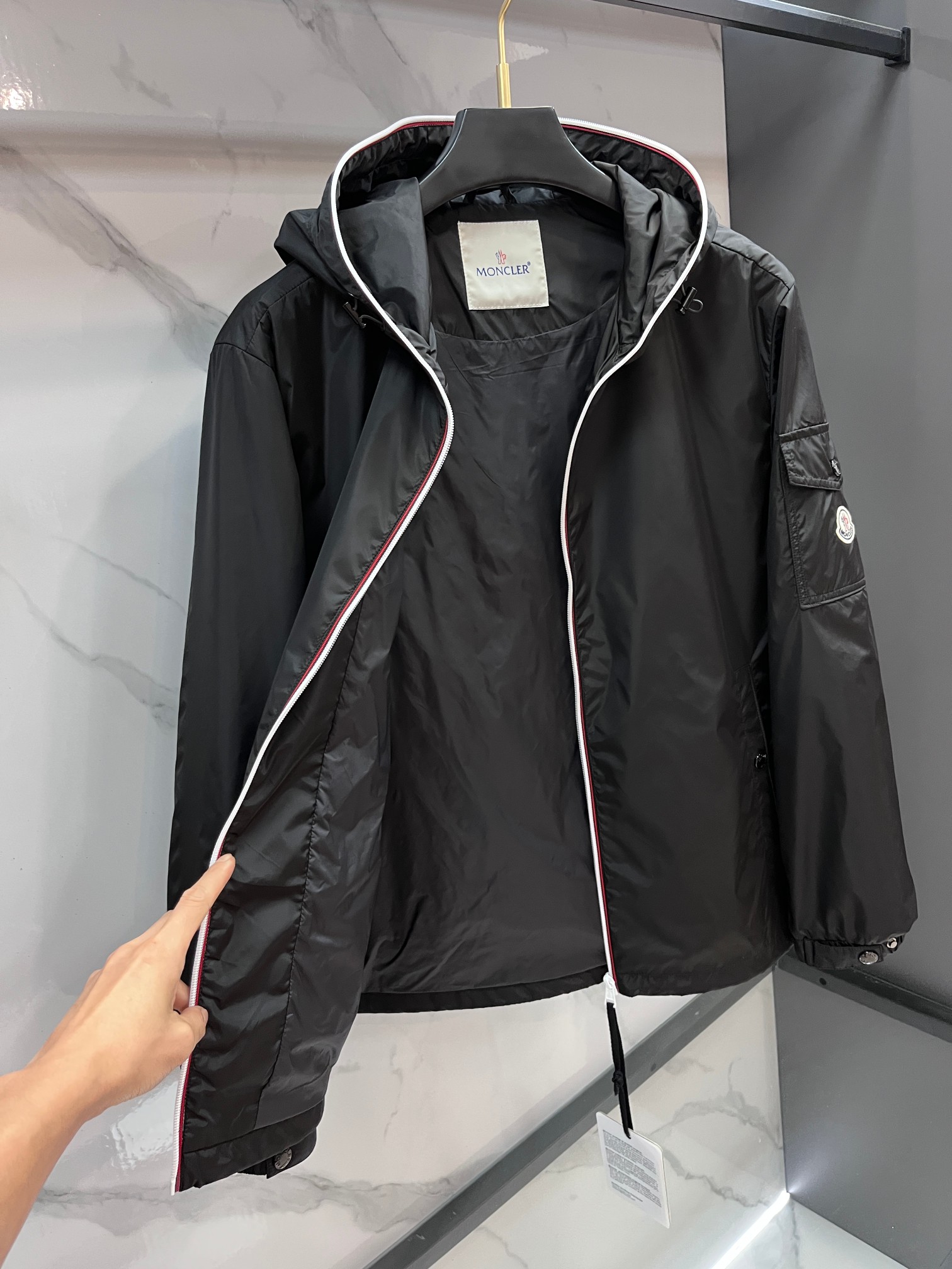 蒙口 2025秋季新款夹克外套，秀场新品‼品相非常完美，舒适保暖，三标齐全色泽饱满诱人，非常出彩的设计，