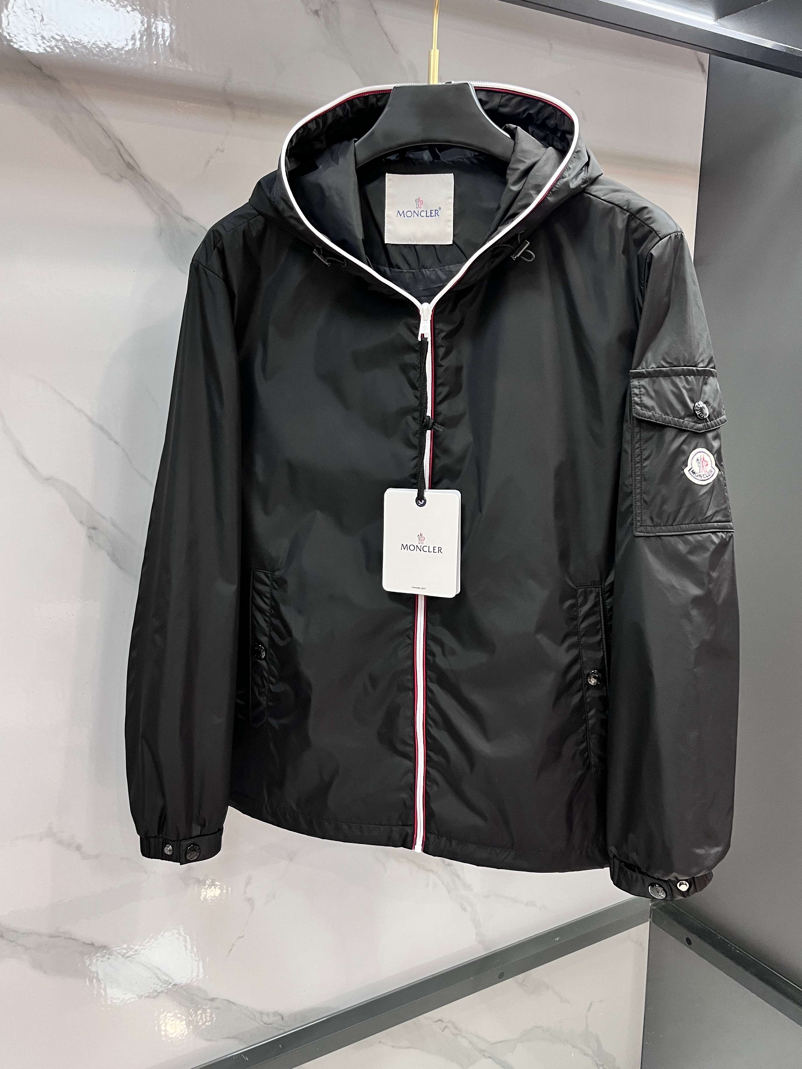 蒙口 2025秋季新款夹克外套，秀场新品‼品相非常完美，舒适保暖，三标齐全色泽饱满诱人，非常出彩的设计，