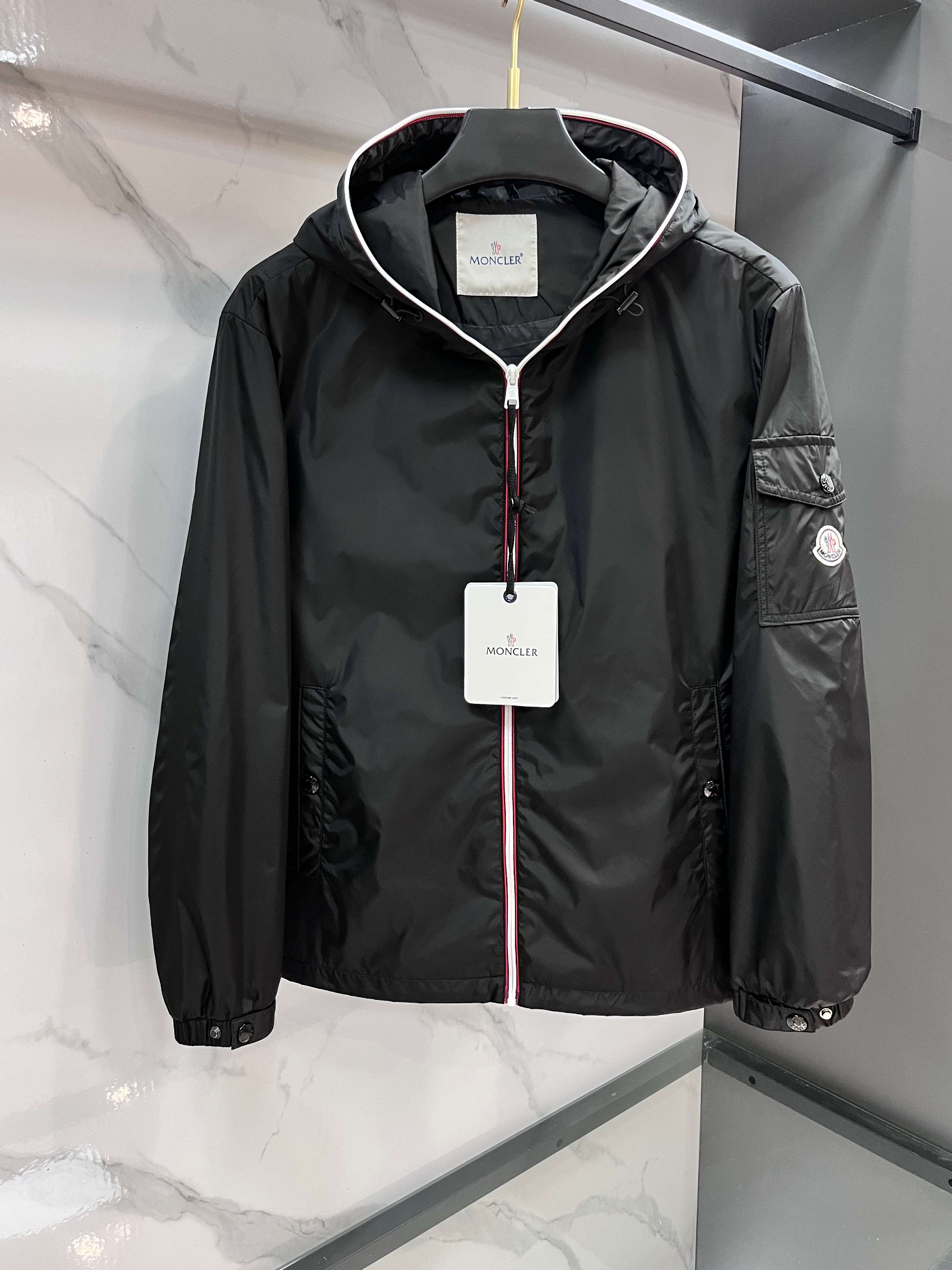 蒙口 2025秋季新款夹克外套，秀场新品‼品相非常完美，舒适保暖，三标齐全色泽饱满诱人，非常出彩的设计，