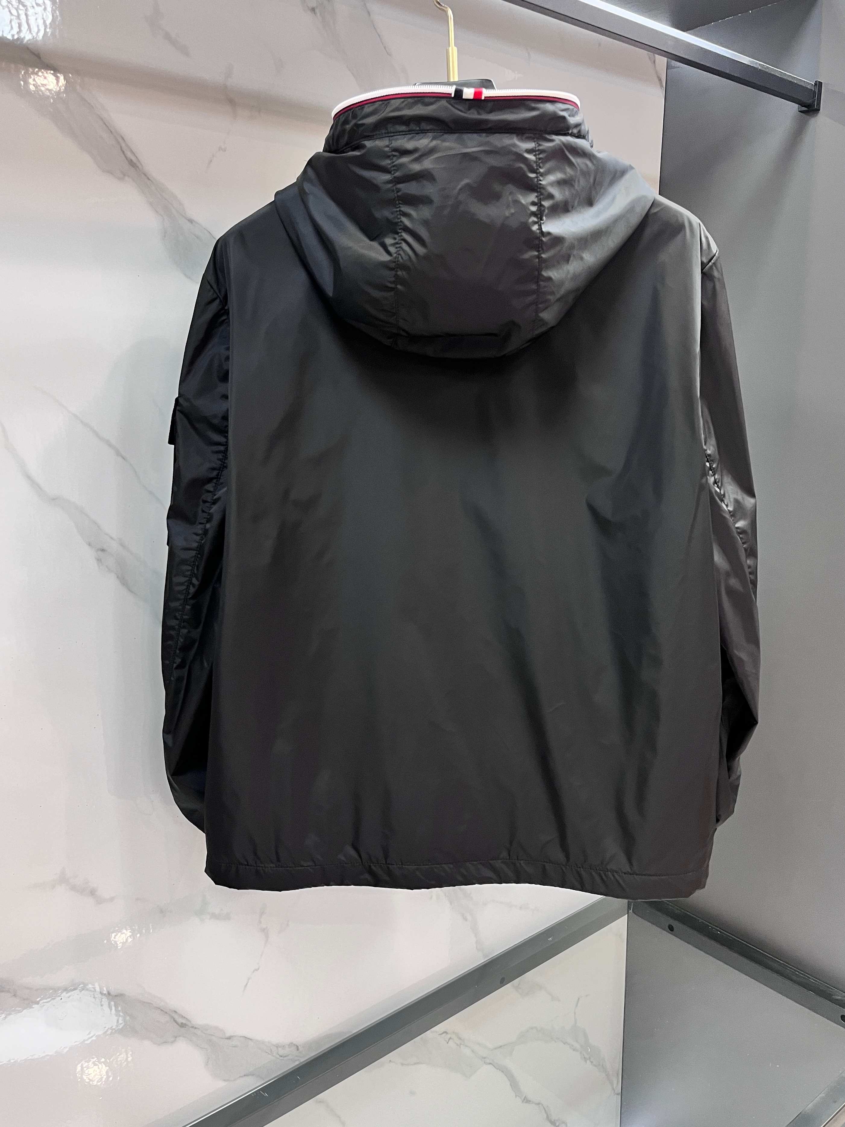 蒙口 2025秋季新款夹克外套，秀场新品‼品相非常完美，舒适保暖，三标齐全色泽饱满诱人，非常出彩的设计，