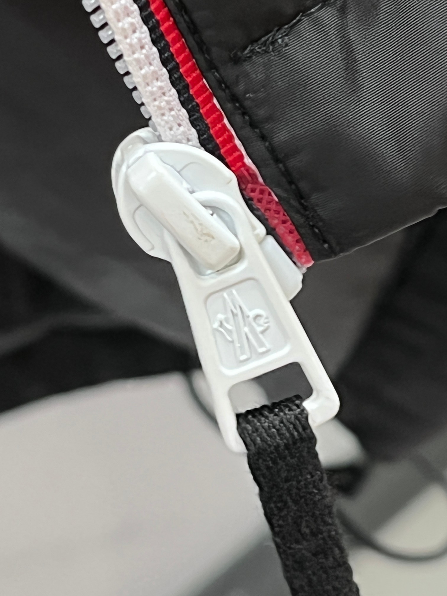 蒙口 2025秋季新款夹克外套，秀场新品‼品相非常完美，舒适保暖，三标齐全色泽饱满诱人，非常出彩的设计，