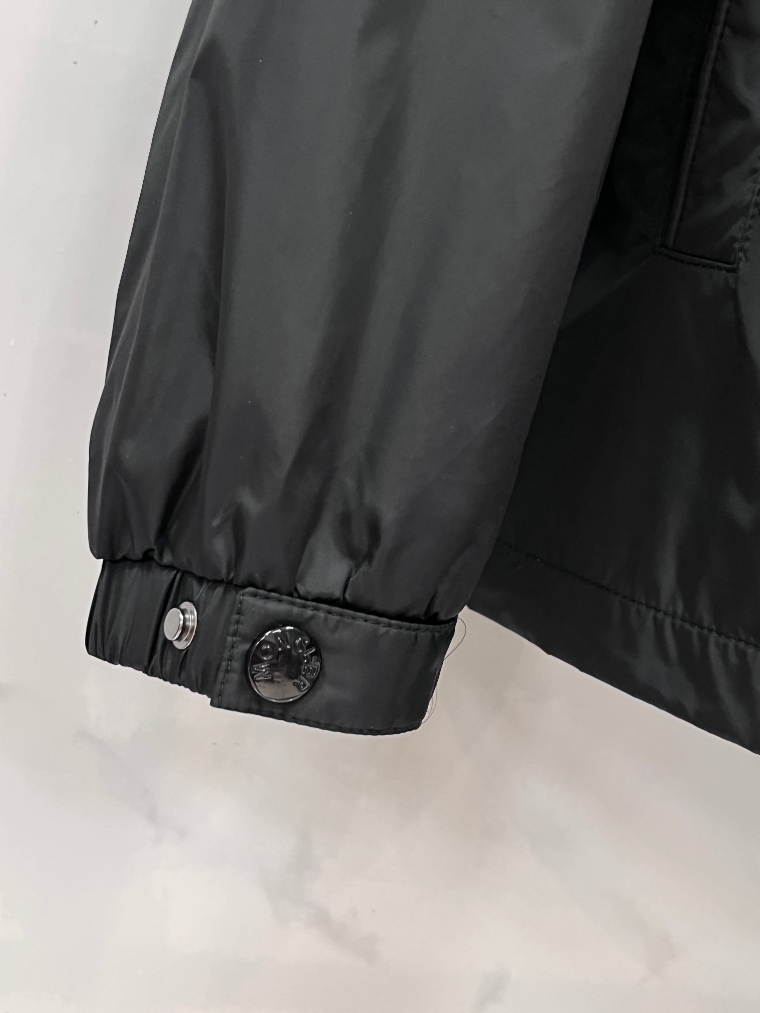 蒙口 2025秋季新款夹克外套，秀场新品‼品相非常完美，舒适保暖，三标齐全色泽饱满诱人，非常出彩的设计，