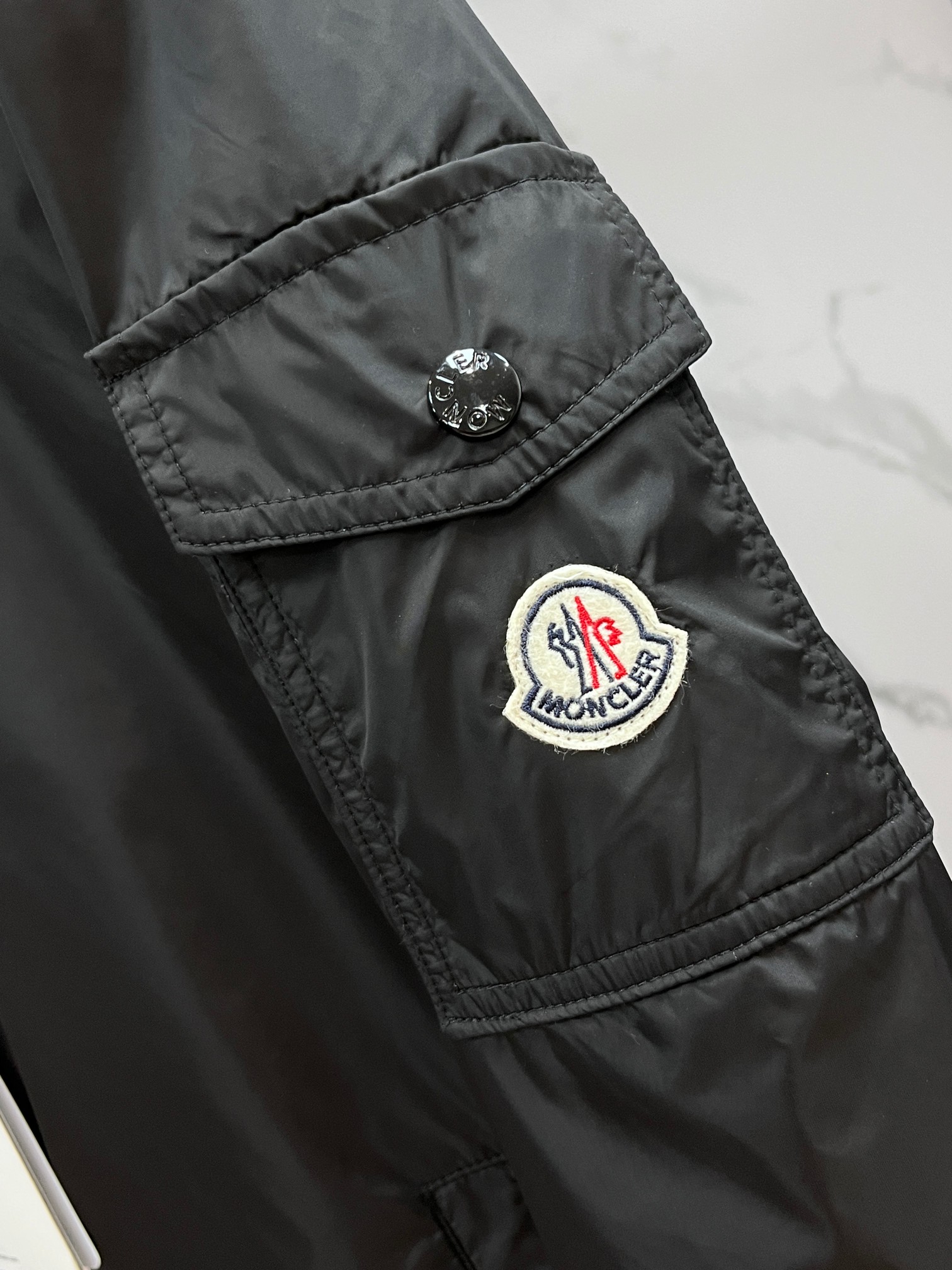 蒙口 2025秋季新款夹克外套，秀场新品‼品相非常完美，舒适保暖，三标齐全色泽饱满诱人，非常出彩的设计，