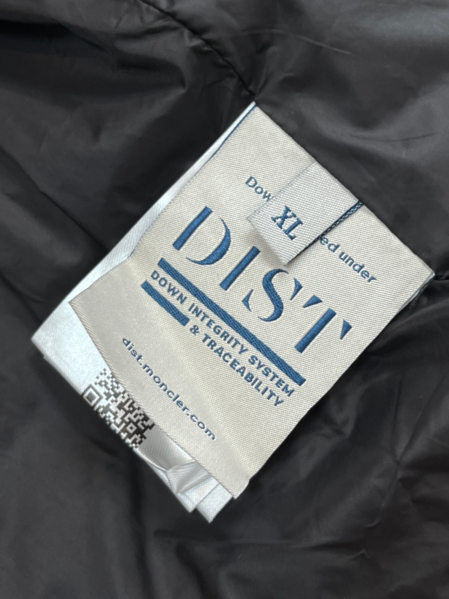 蒙口 2025秋季新款夹克外套，秀场新品‼品相非常完美，舒适保暖，三标齐全色泽饱满诱人，非常出彩的设计，