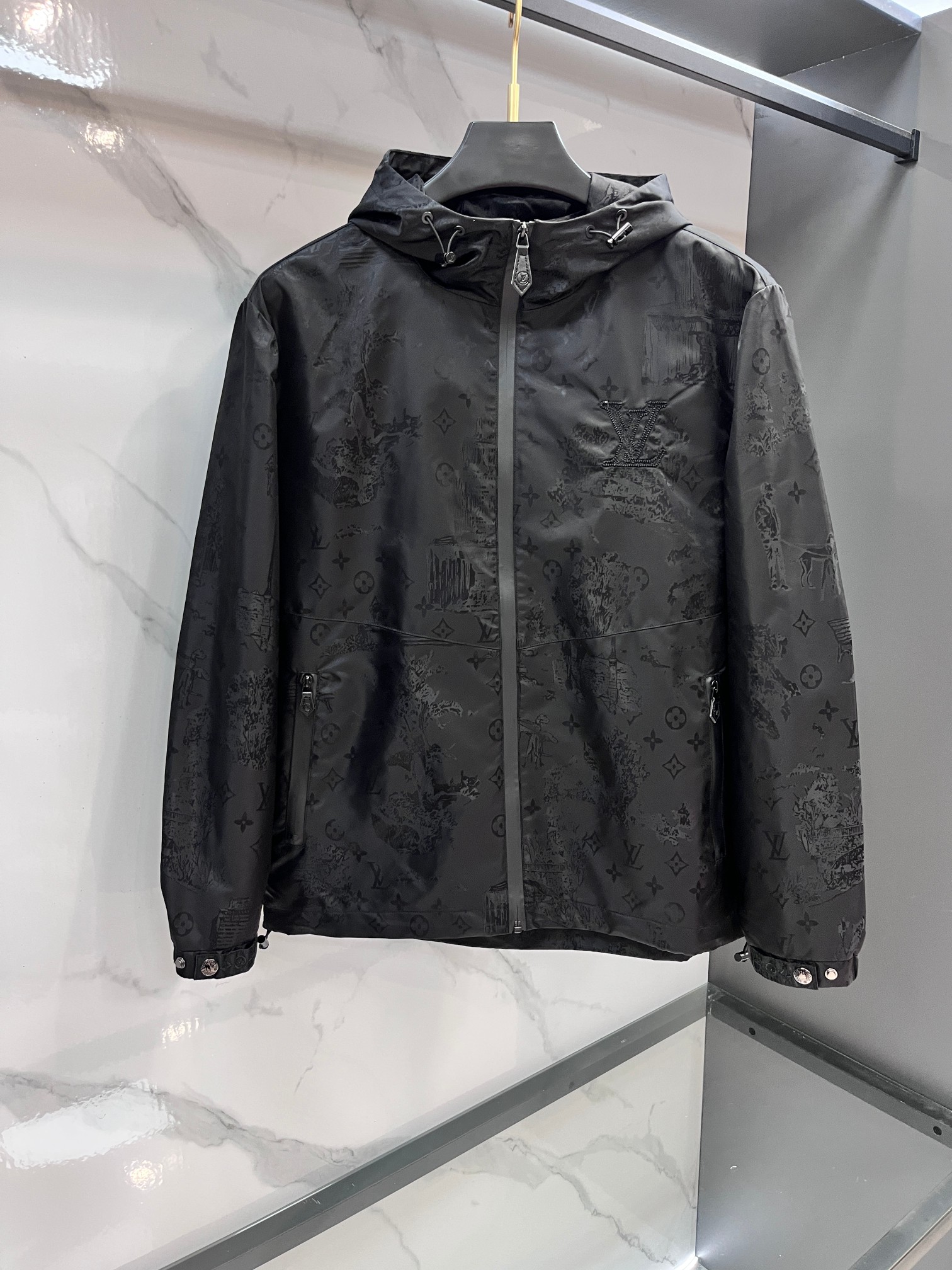 LV 2025SS秋冬新款连帽夹克外套，设计帅气有型！百搭必备单品轻松营造酷帅氛围感，高级感满满，任何身