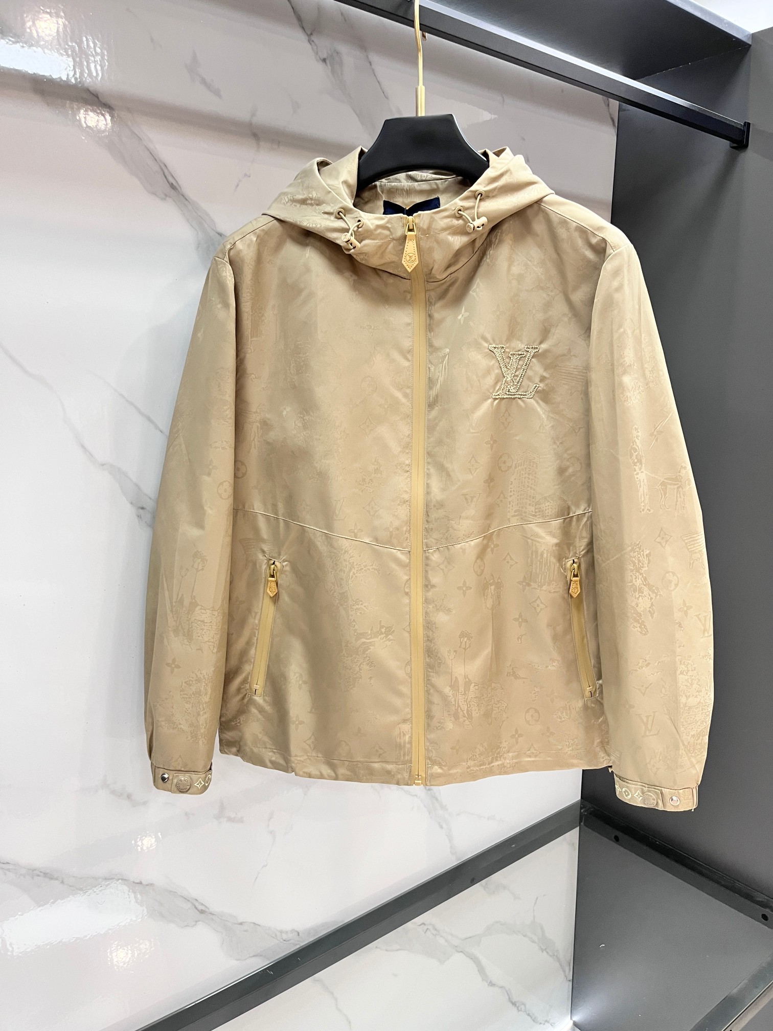 LV 2025SS秋冬新款连帽夹克外套，设计帅气有型！百搭必备单品轻松营造酷帅氛围感，高级感满满，任何身