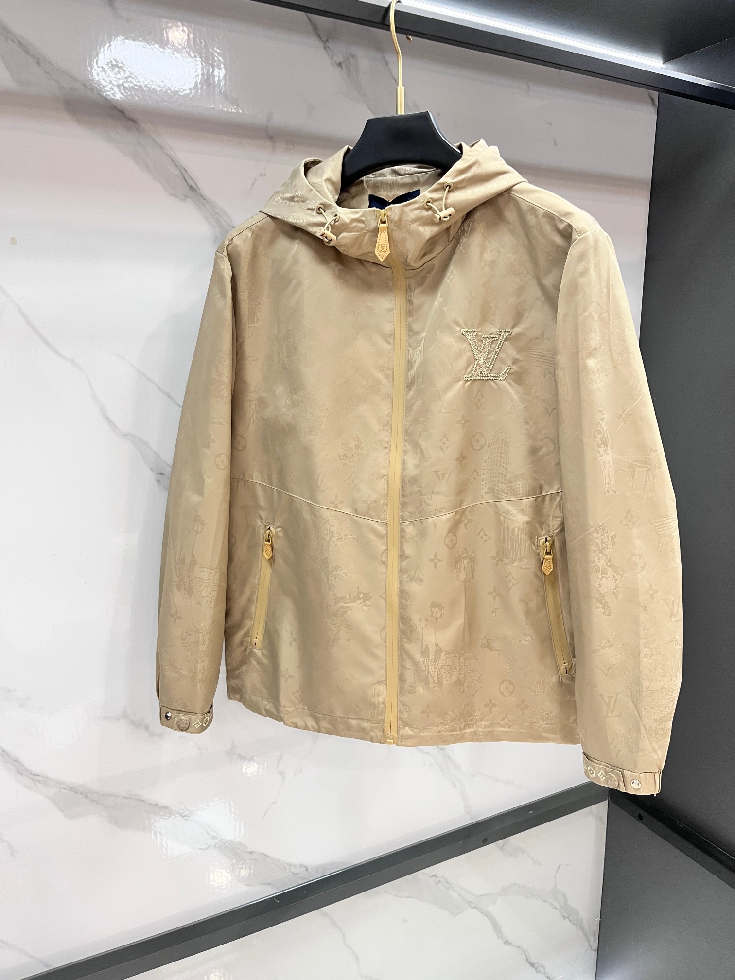 LV 2025SS秋冬新款连帽夹克外套，设计帅气有型！百搭必备单品轻松营造酷帅氛围感，高级感满满，任何身