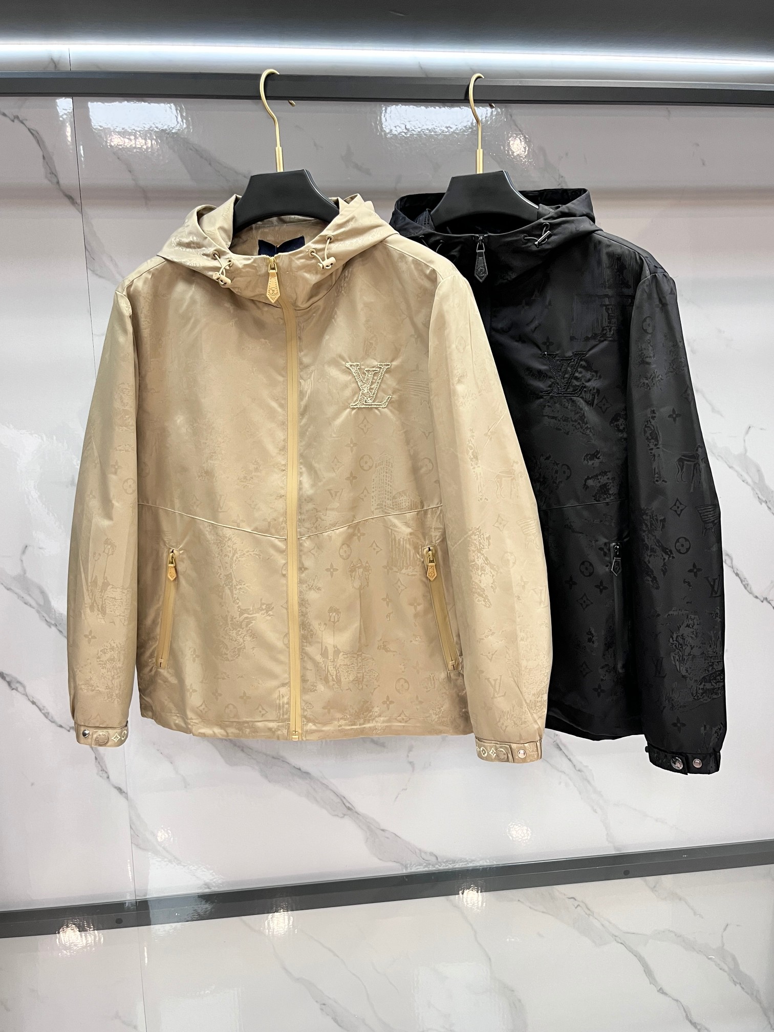 LV 2025SS秋冬新款连帽夹克外套，设计帅气有型！百搭必备单品轻松营造酷帅氛围感，高级感满满，任何身