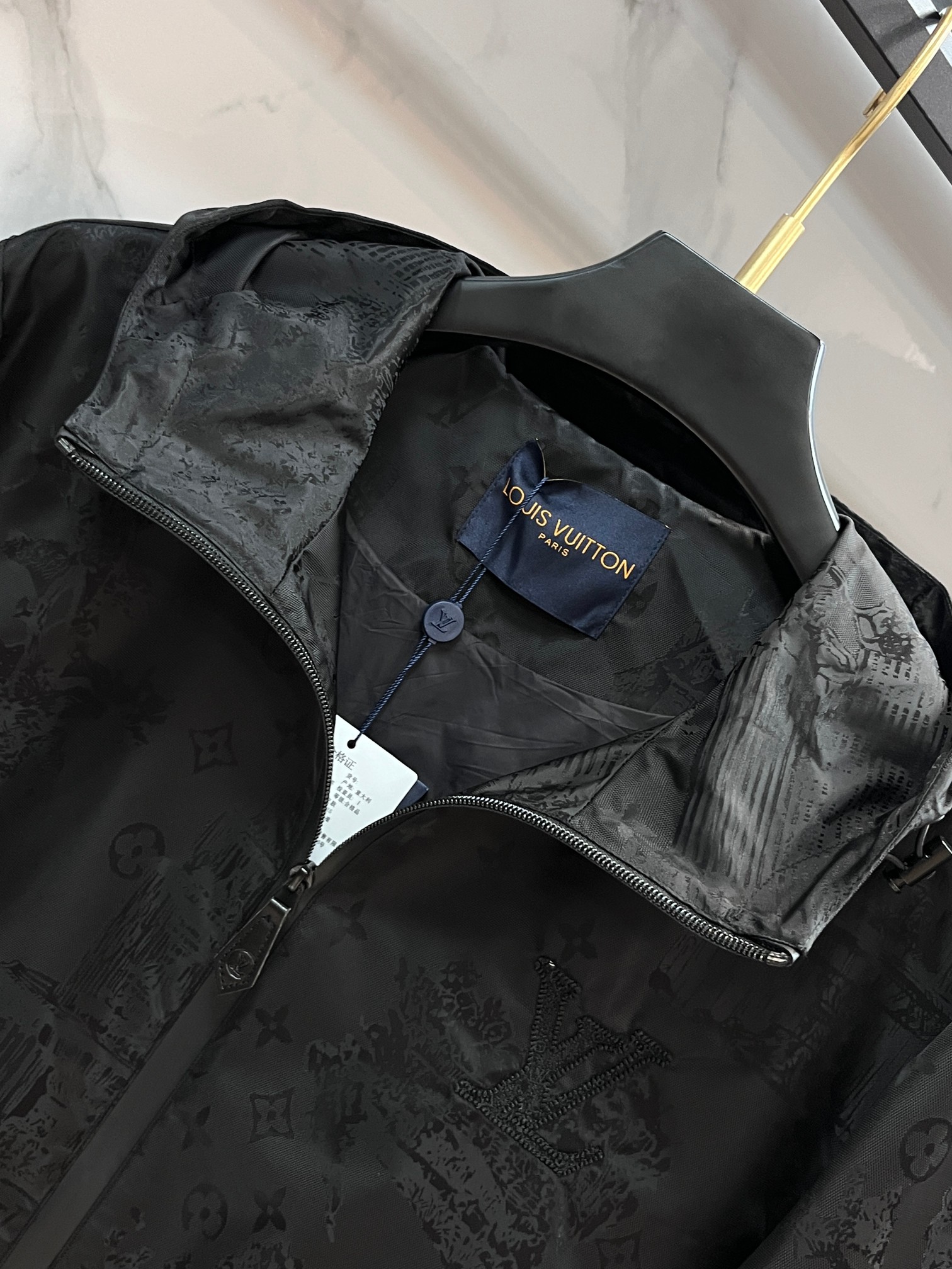 LV 2025SS秋冬新款连帽夹克外套，设计帅气有型！百搭必备单品轻松营造酷帅氛围感，高级感满满，任何身