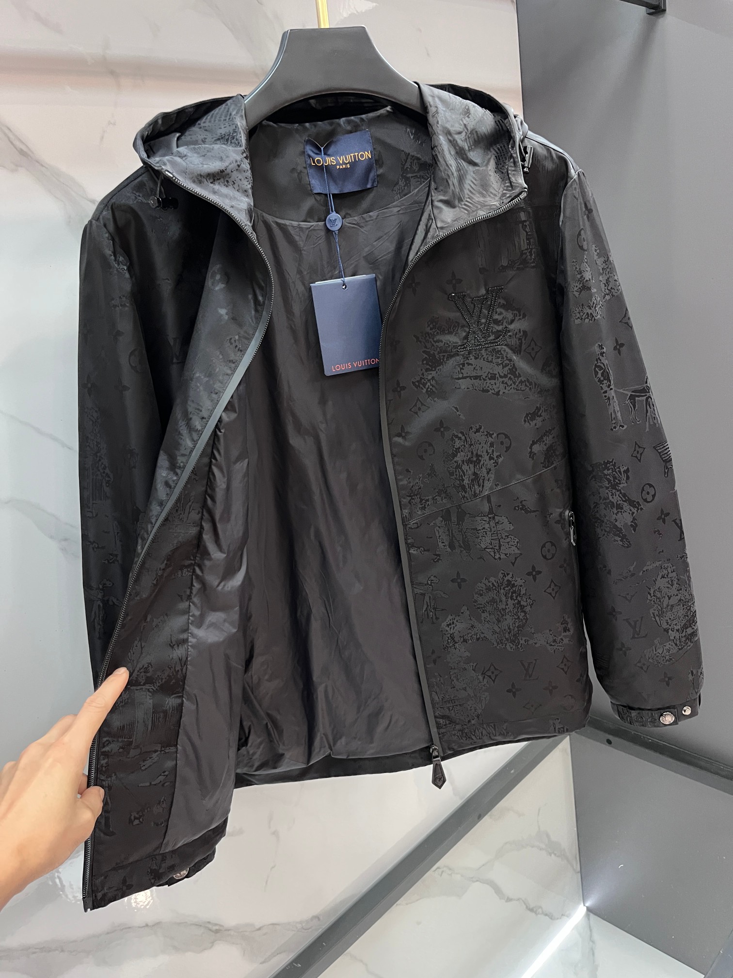 LV 2025SS秋冬新款连帽夹克外套，设计帅气有型！百搭必备单品轻松营造酷帅氛围感，高级感满满，任何身