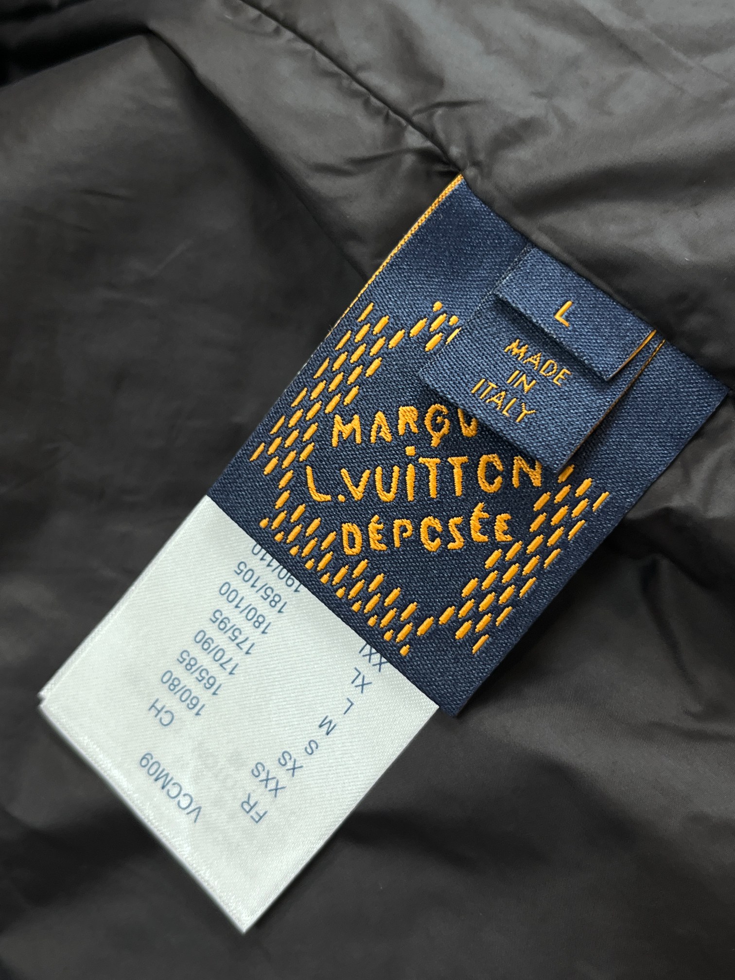 LV 2025SS秋冬新款连帽夹克外套，设计帅气有型！百搭必备单品轻松营造酷帅氛围感，高级感满满，任何身