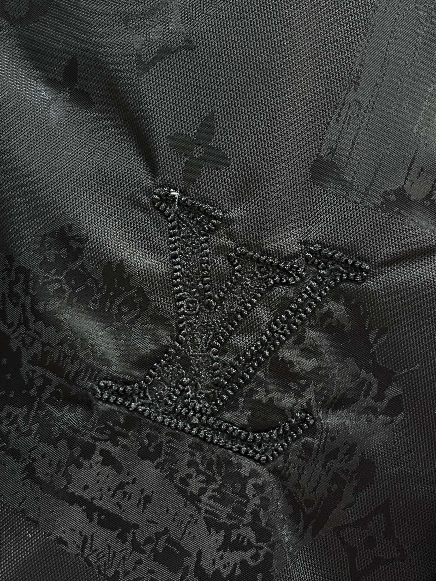 LV 2025SS秋冬新款连帽夹克外套，设计帅气有型！百搭必备单品轻松营造酷帅氛围感，高级感满满，任何身