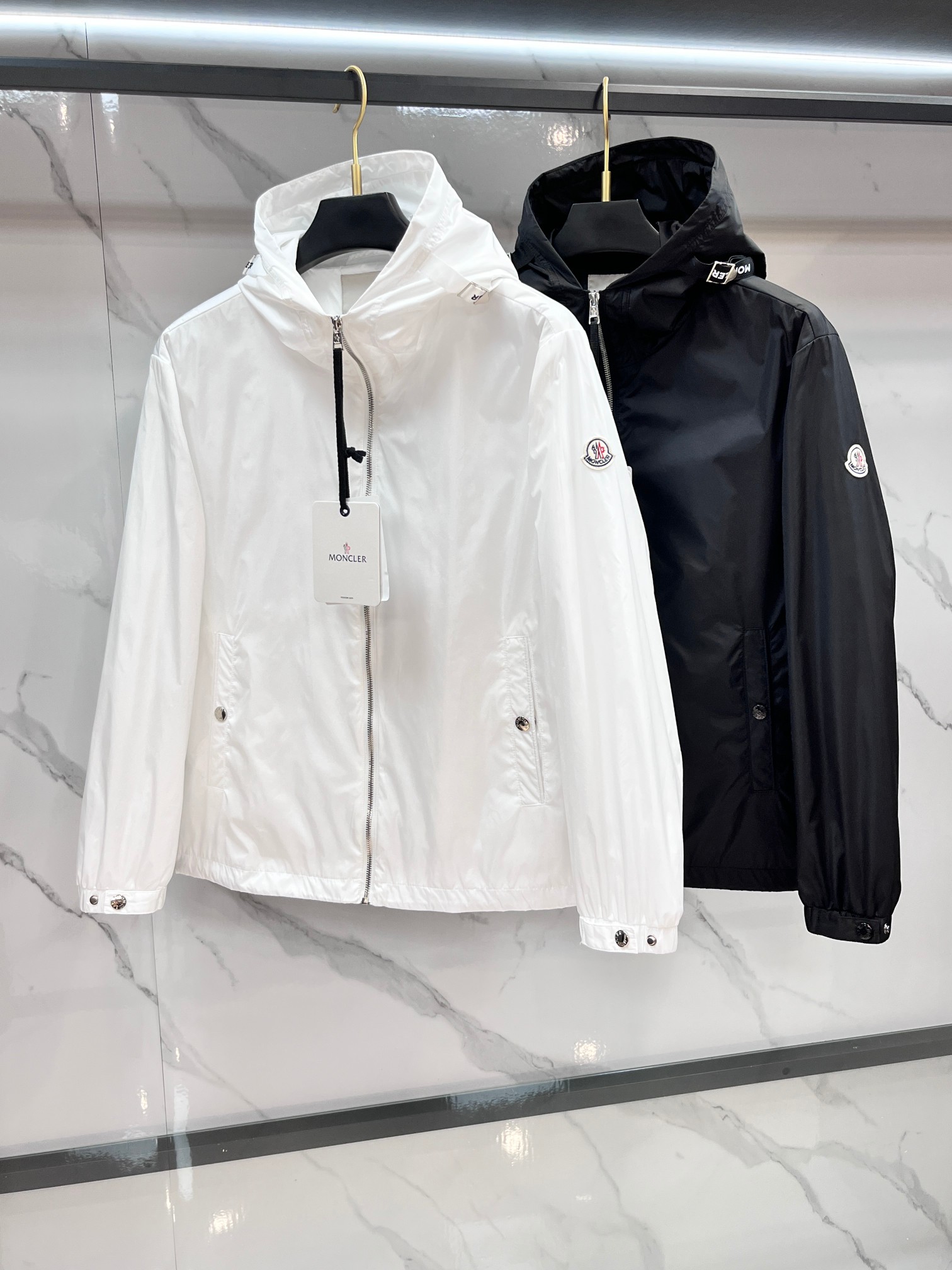 蒙口 2025秋季新款夹克外套，秀场新品‼品相非常完美，舒适保暖，三标齐全色泽饱满诱人，非常出彩的设计，