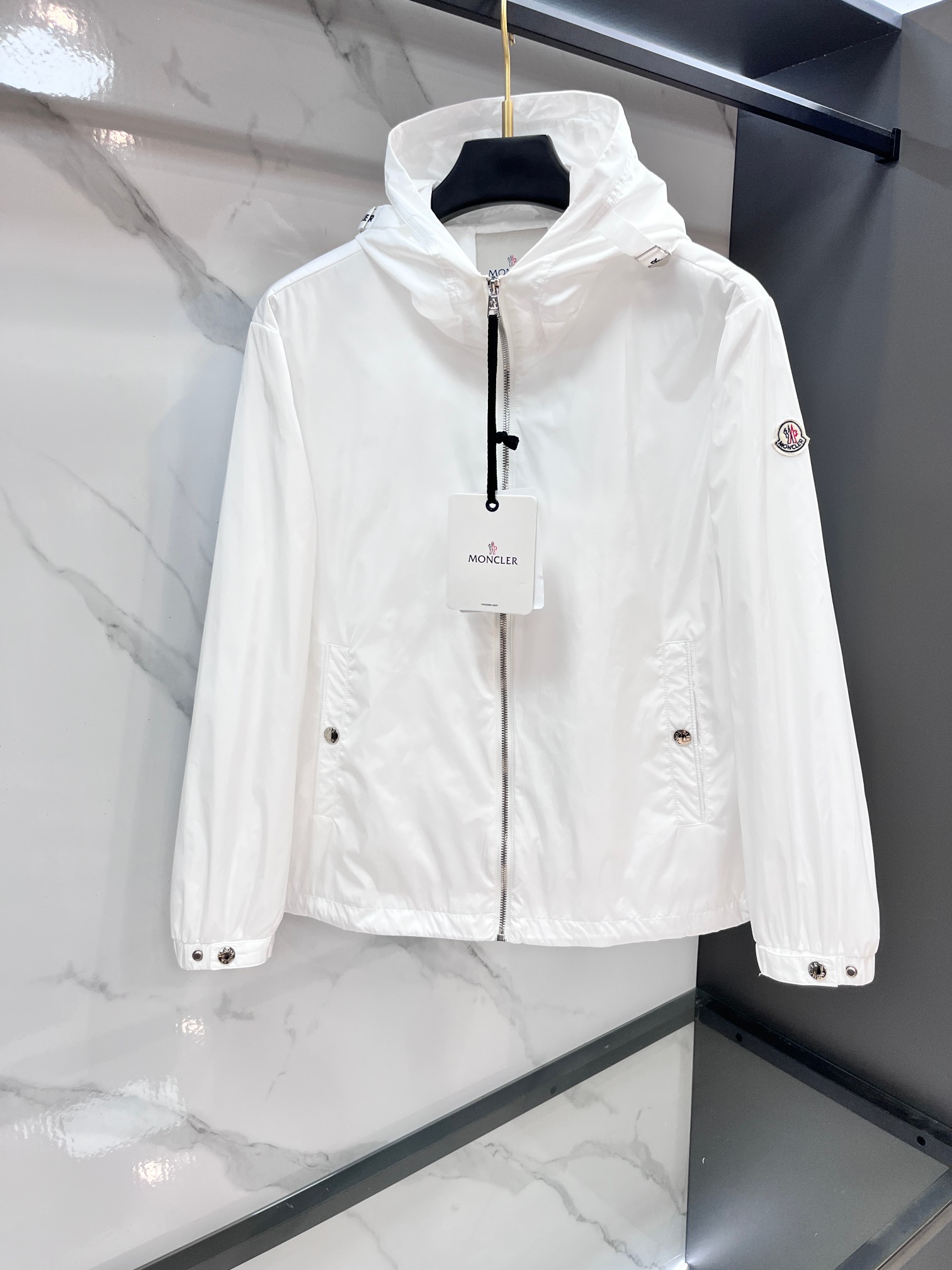 蒙口 2025秋季新款夹克外套，秀场新品‼品相非常完美，舒适保暖，三标齐全色泽饱满诱人，非常出彩的设计，