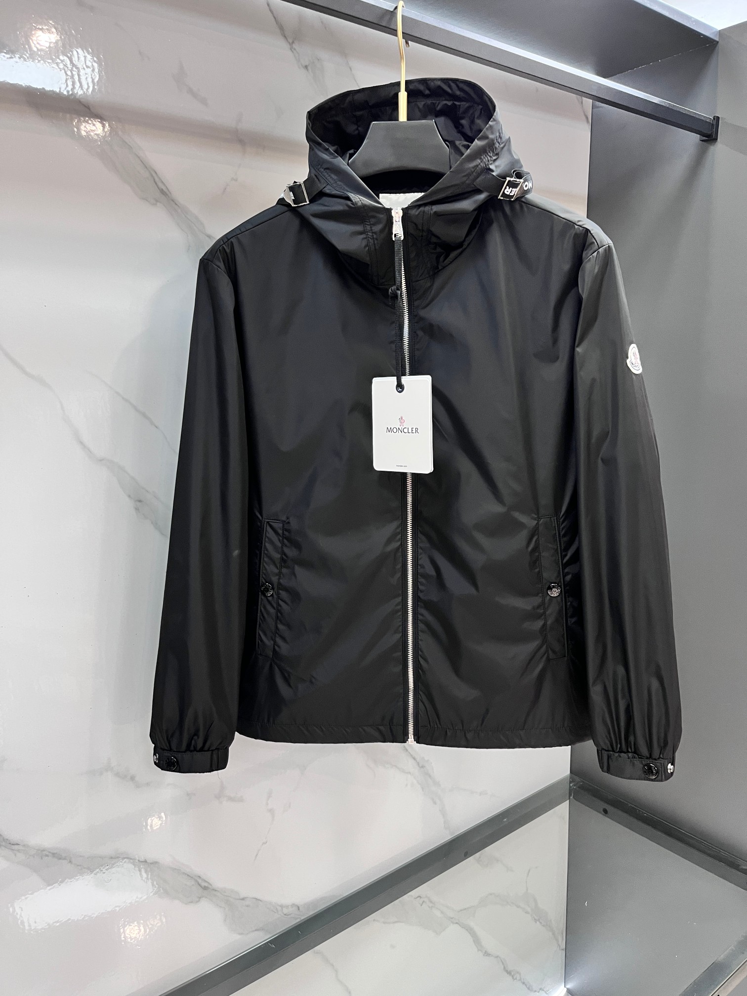 蒙口 2025秋季新款夹克外套，秀场新品‼品相非常完美，舒适保暖，三标齐全色泽饱满诱人，非常出彩的设计，