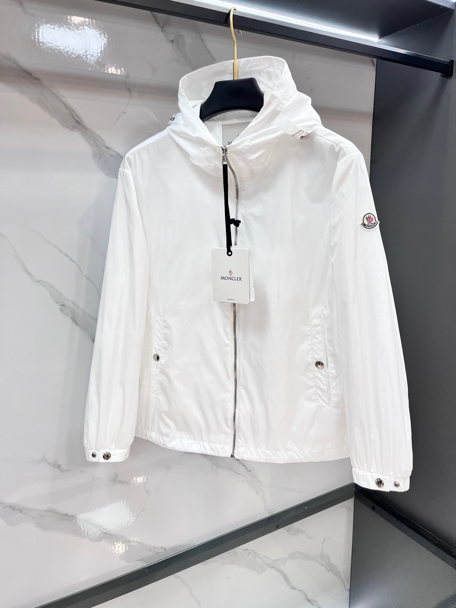 蒙口 2025秋季新款夹克外套，秀场新品‼品相非常完美，舒适保暖，三标齐全色泽饱满诱人，非常出彩的设计，