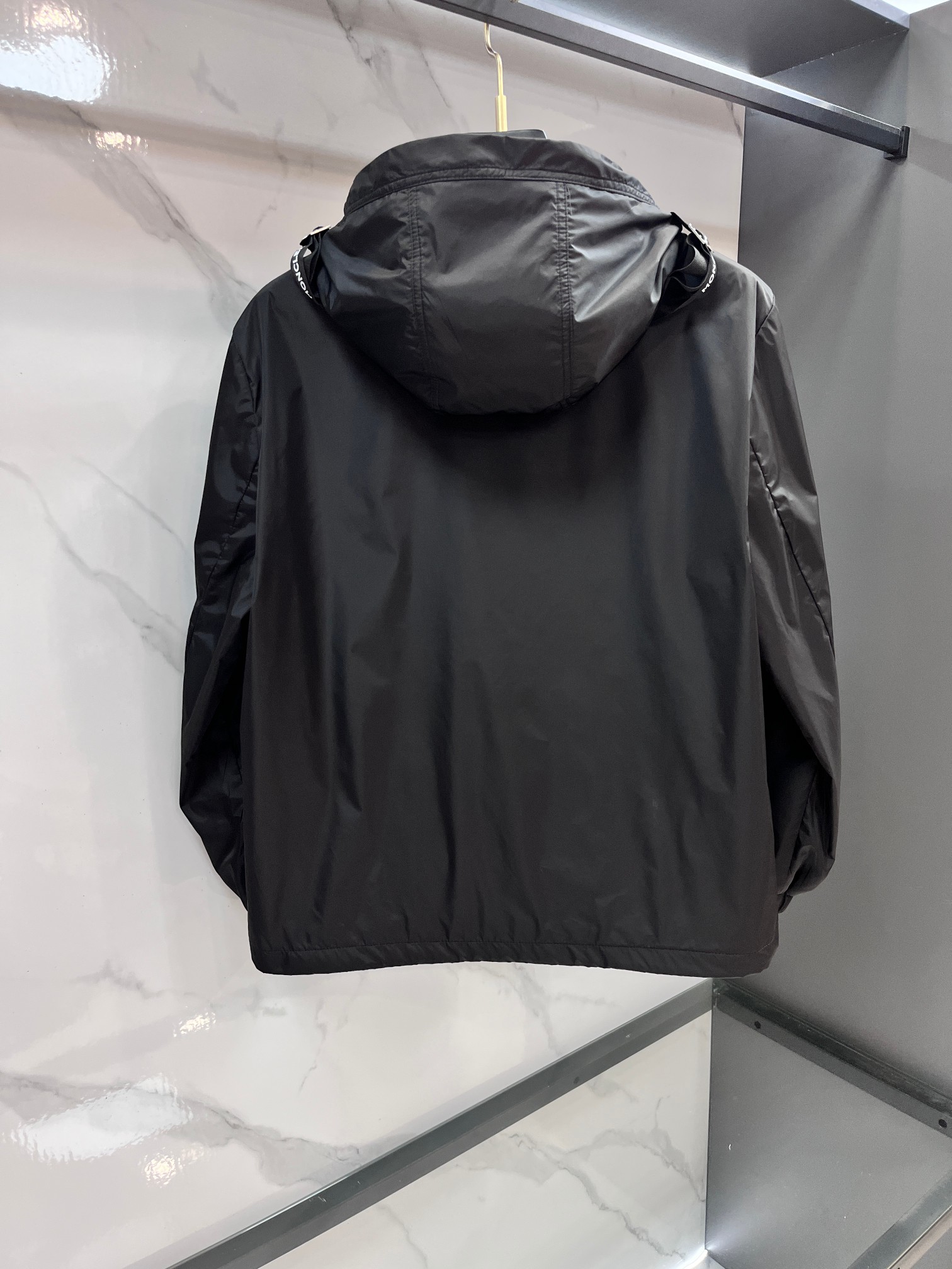 蒙口 2025秋季新款夹克外套，秀场新品‼品相非常完美，舒适保暖，三标齐全色泽饱满诱人，非常出彩的设计，