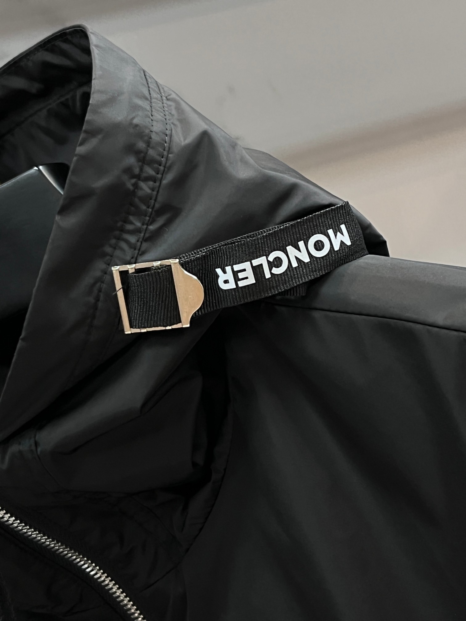 蒙口 2025秋季新款夹克外套，秀场新品‼品相非常完美，舒适保暖，三标齐全色泽饱满诱人，非常出彩的设计，