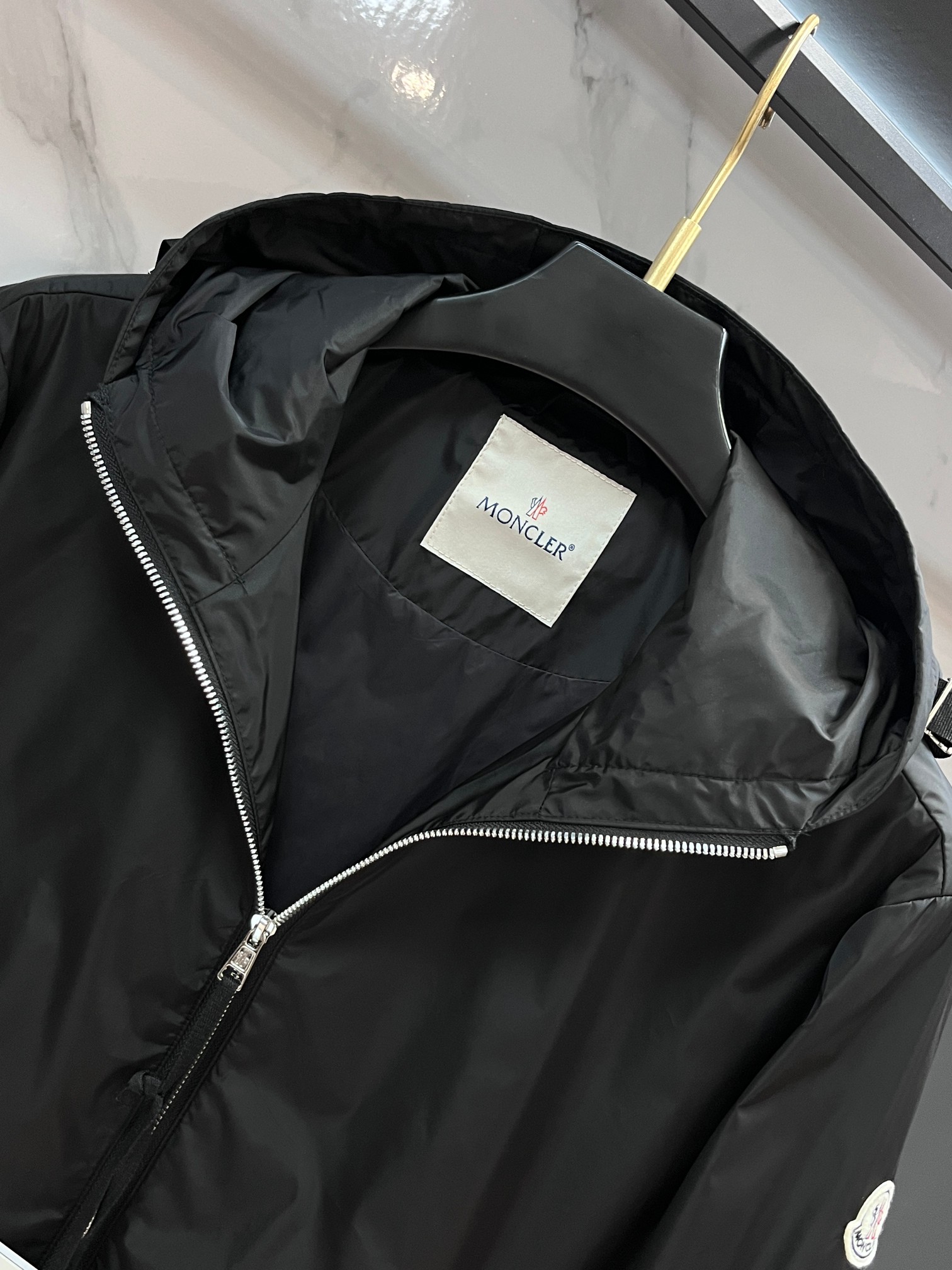 蒙口 2025秋季新款夹克外套，秀场新品‼品相非常完美，舒适保暖，三标齐全色泽饱满诱人，非常出彩的设计，