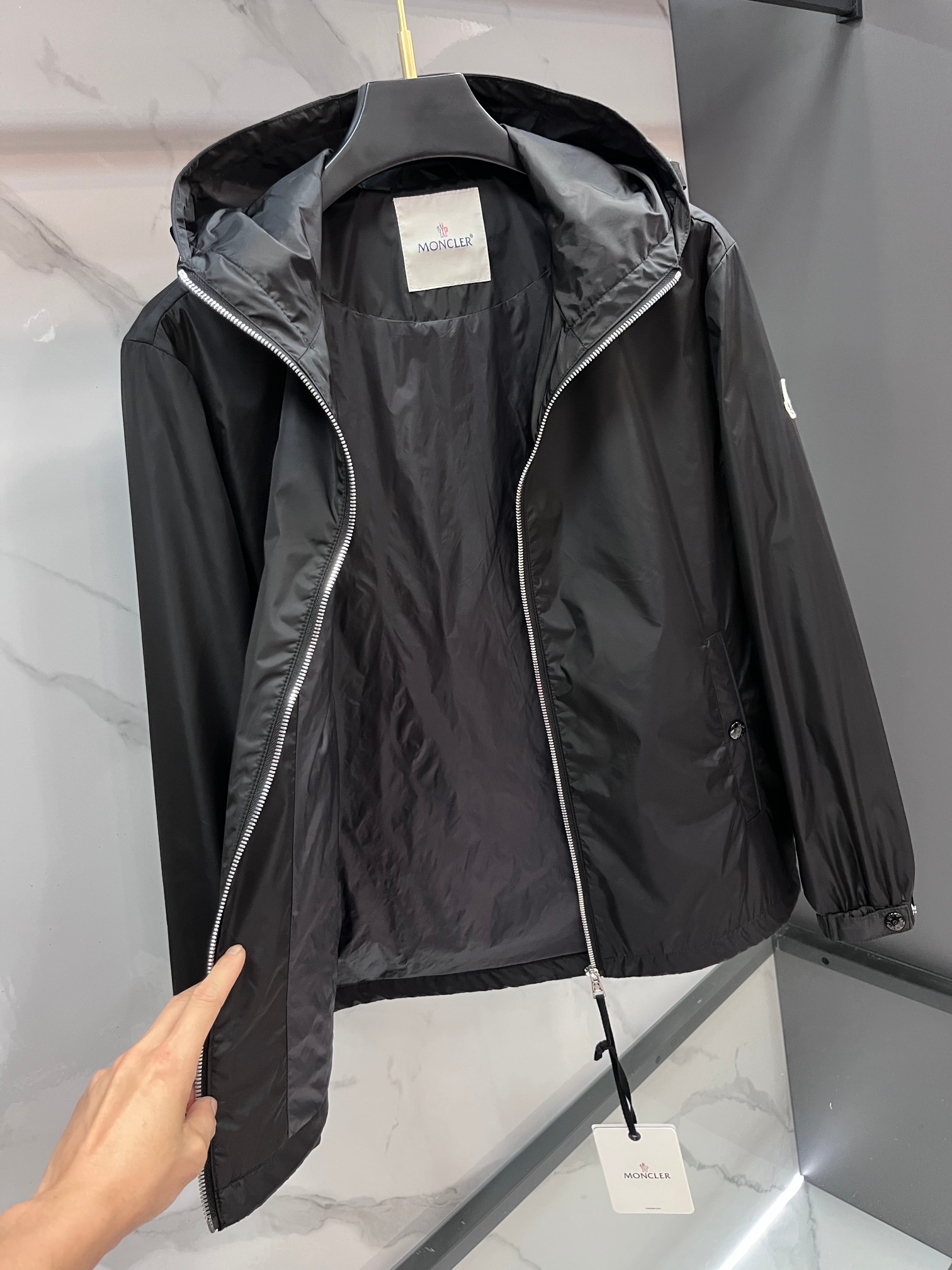 蒙口 2025秋季新款夹克外套，秀场新品‼品相非常完美，舒适保暖，三标齐全色泽饱满诱人，非常出彩的设计，