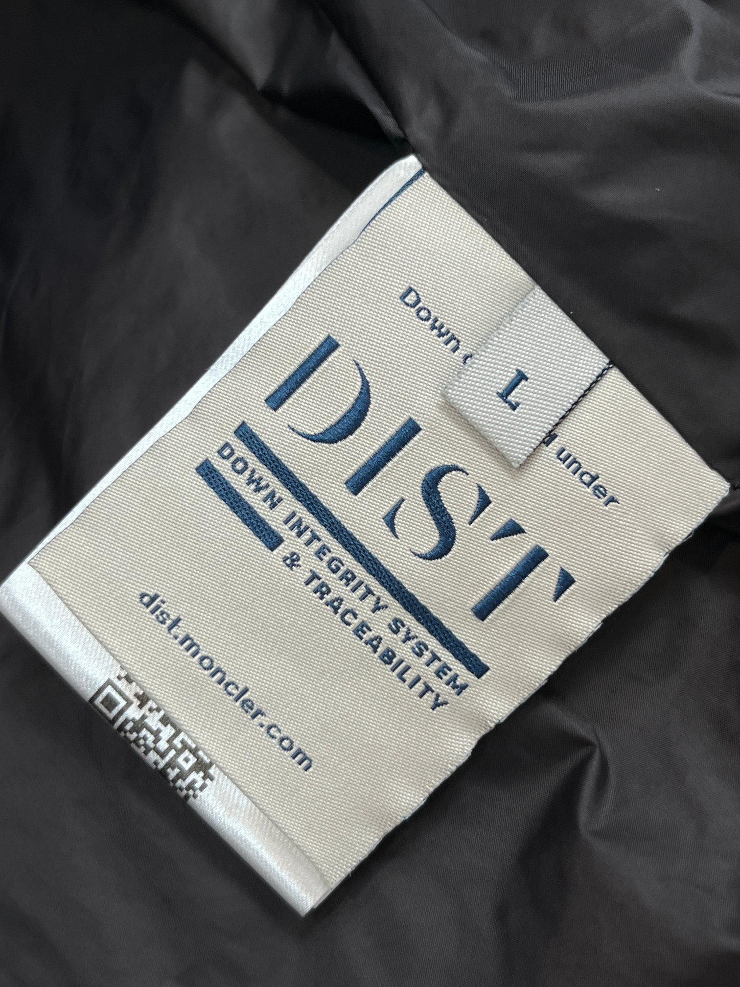 蒙口 2025秋季新款夹克外套，秀场新品‼品相非常完美，舒适保暖，三标齐全色泽饱满诱人，非常出彩的设计，