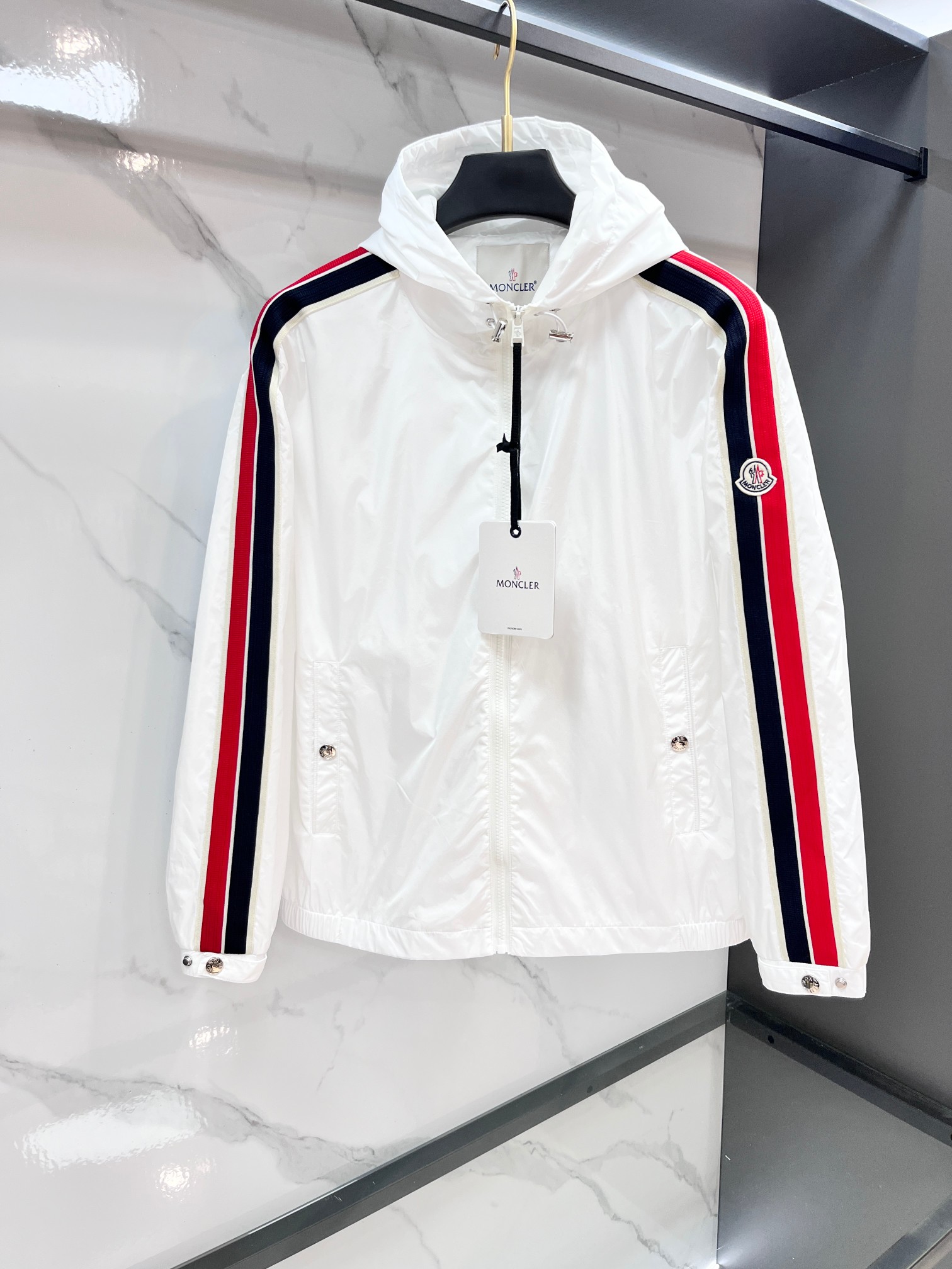 蒙口 2025秋季新款夹克外套，秀场新品‼品相非常完美，舒适保暖，三标齐全色泽饱满诱人，非常出彩的设计，