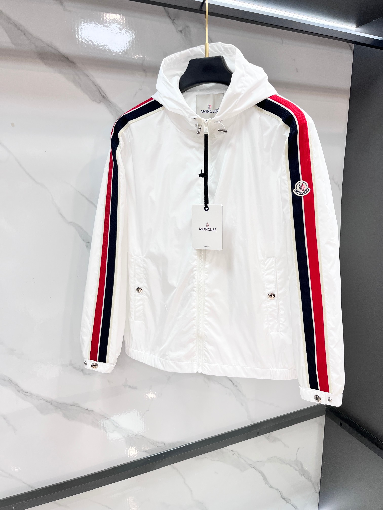 蒙口 2025秋季新款夹克外套，秀场新品‼品相非常完美，舒适保暖，三标齐全色泽饱满诱人，非常出彩的设计，