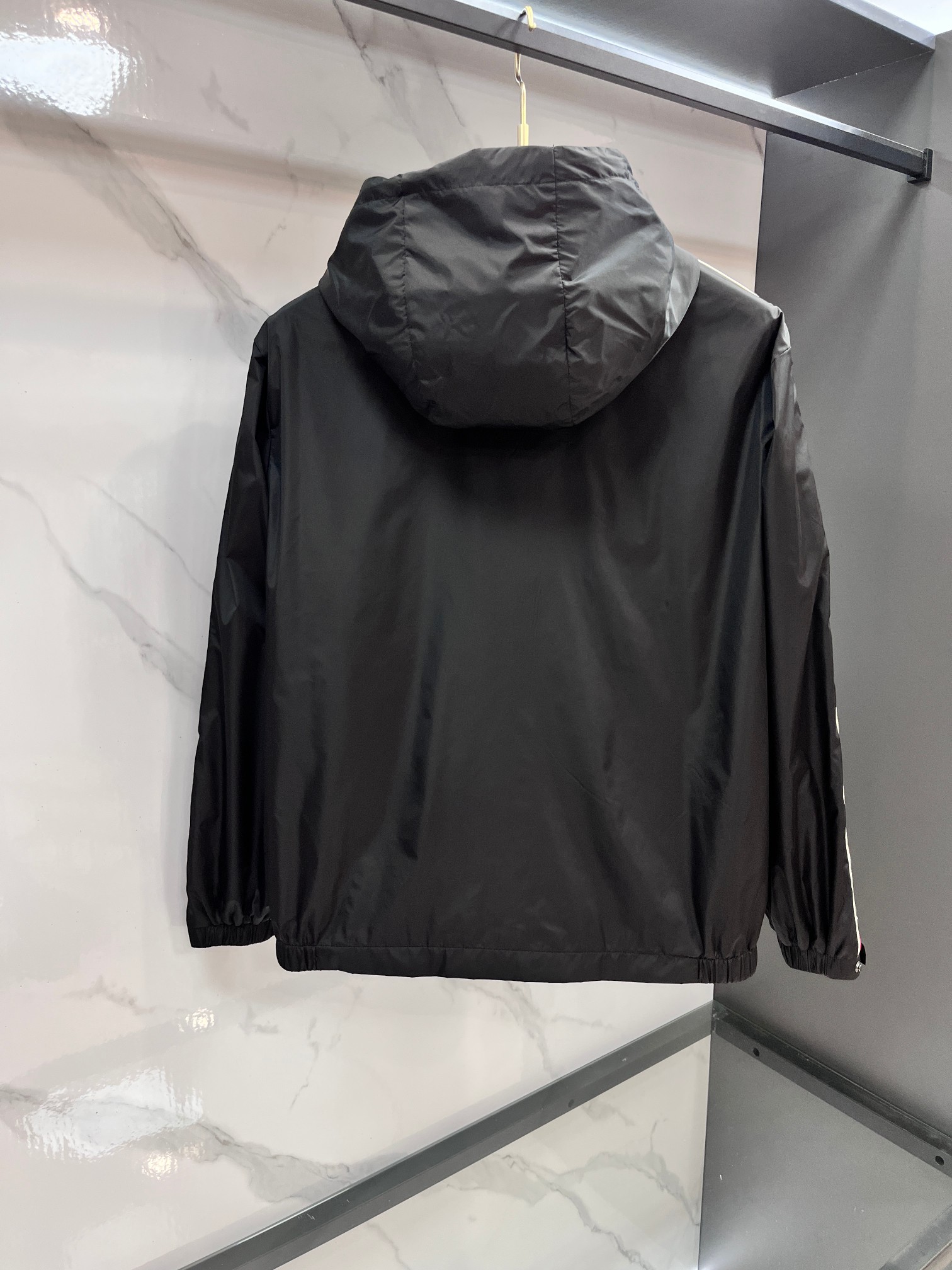 蒙口 2025秋季新款夹克外套，秀场新品‼品相非常完美，舒适保暖，三标齐全色泽饱满诱人，非常出彩的设计，