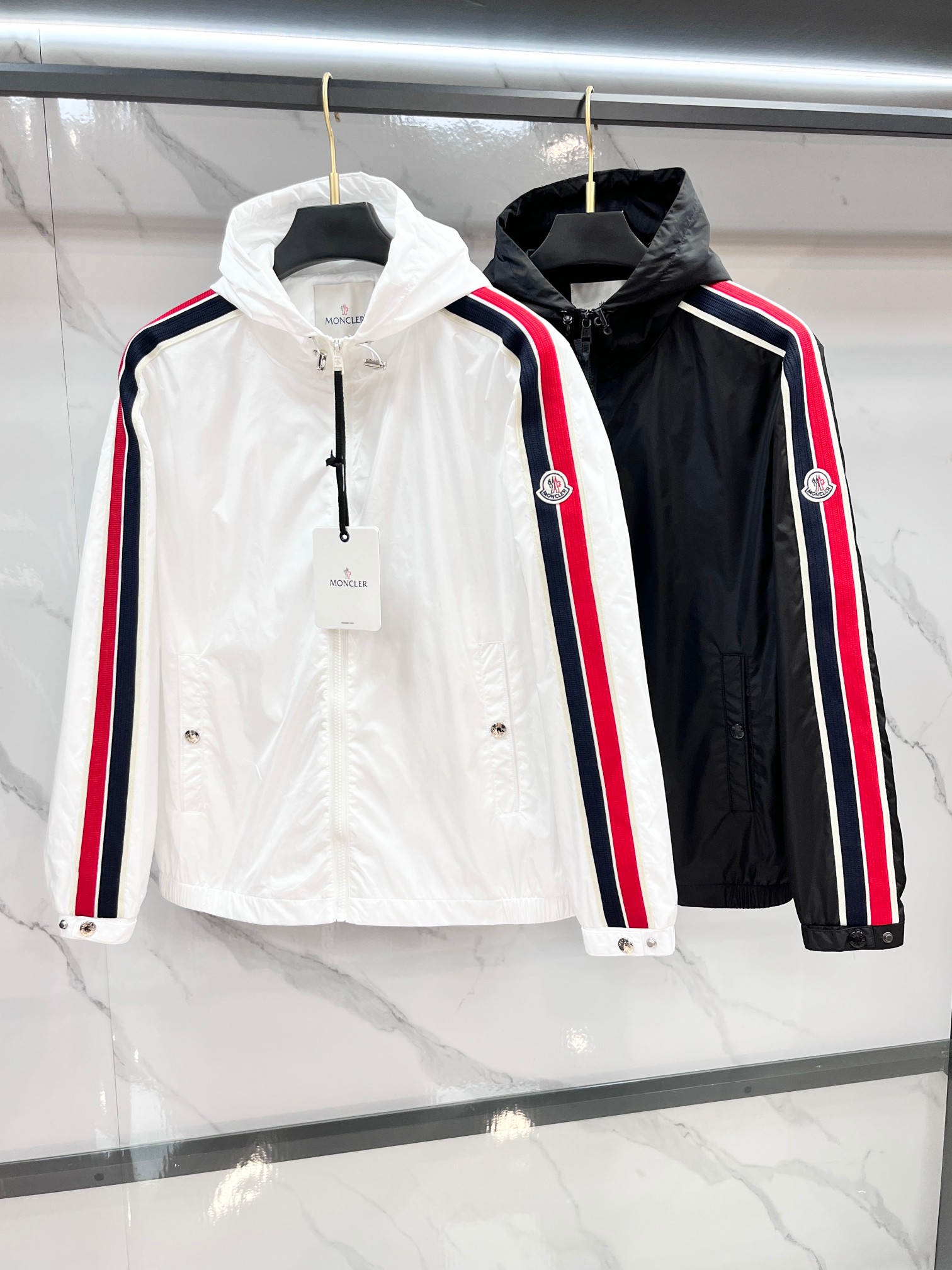 蒙口 2025秋季新款夹克外套，秀场新品‼品相非常完美，舒适保暖，三标齐全色泽饱满诱人，非常出彩的设计，