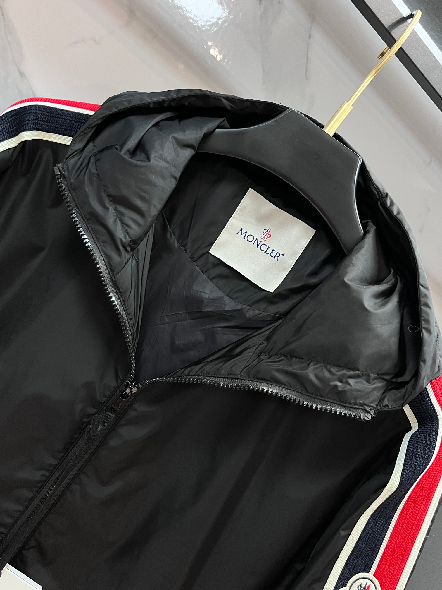 蒙口 2025秋季新款夹克外套，秀场新品‼品相非常完美，舒适保暖，三标齐全色泽饱满诱人，非常出彩的设计，