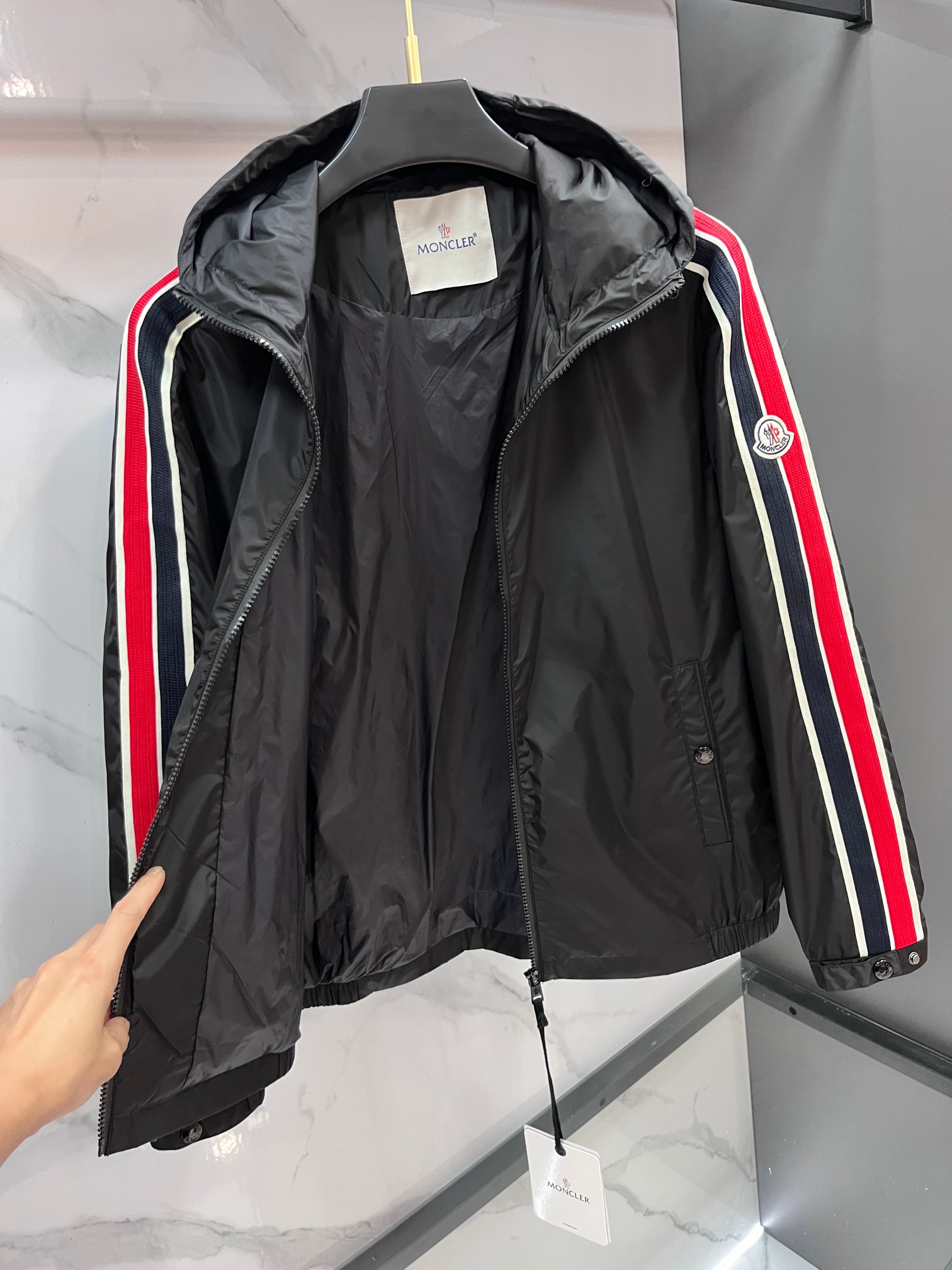 蒙口 2025秋季新款夹克外套，秀场新品‼品相非常完美，舒适保暖，三标齐全色泽饱满诱人，非常出彩的设计，