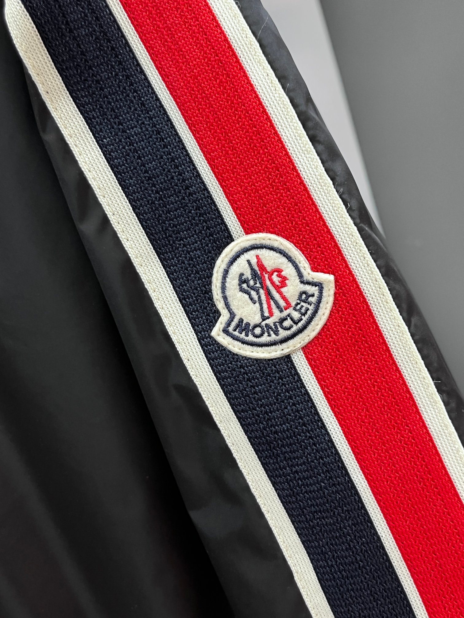 蒙口 2025秋季新款夹克外套，秀场新品‼品相非常完美，舒适保暖，三标齐全色泽饱满诱人，非常出彩的设计，