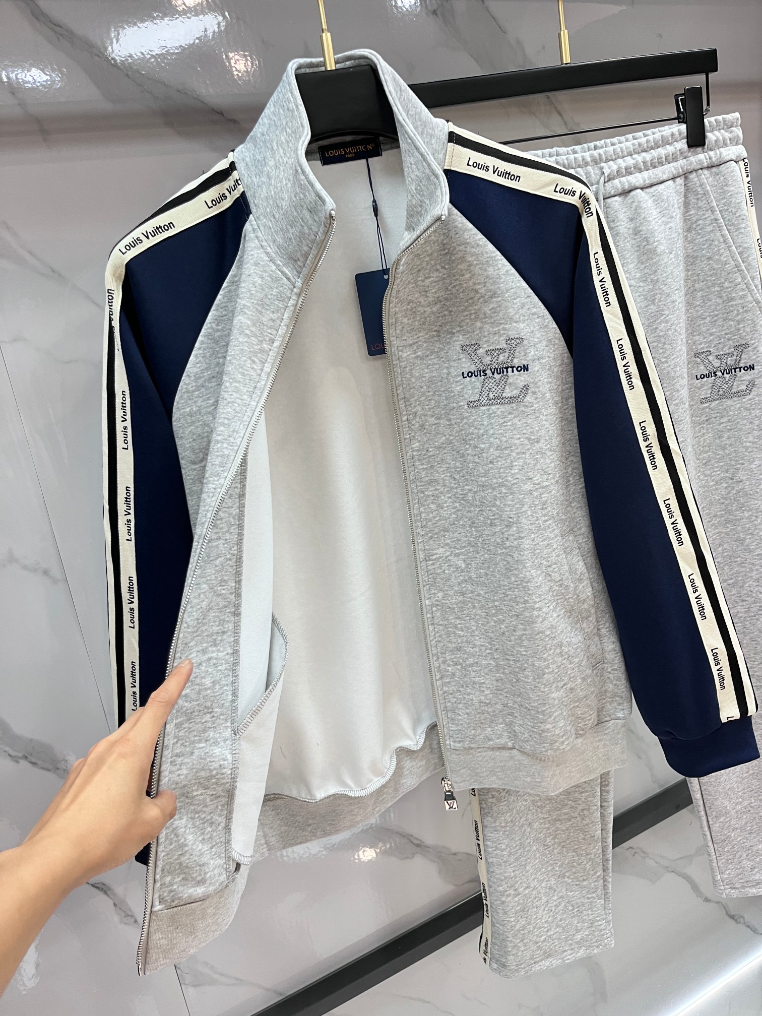 LV 秋冬最新品套装-同步有售，原单狠货休闲时尚套装，上身很有特点！吸睛而有亮点，进口高密度聚酯纤维面料