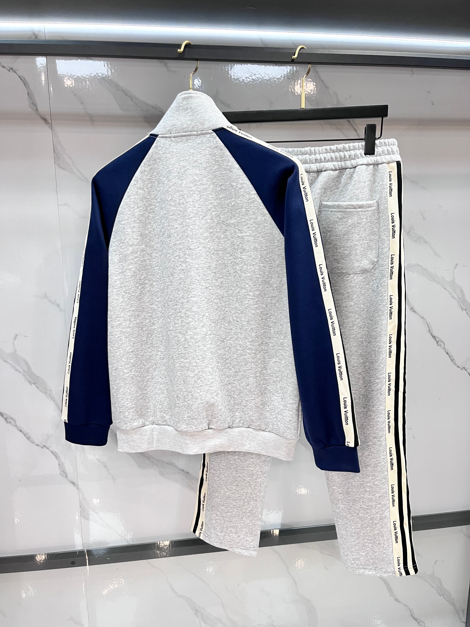 LV 秋冬最新品套装-同步有售，原单狠货休闲时尚套装，上身很有特点！吸睛而有亮点，进口高密度聚酯纤维面料