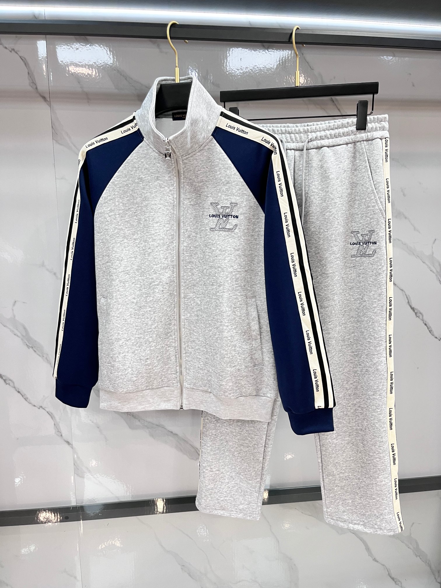 LV 秋冬最新品套装-同步有售，原单狠货休闲时尚套装，上身很有特点！吸睛而有亮点，进口高密度聚酯纤维面料