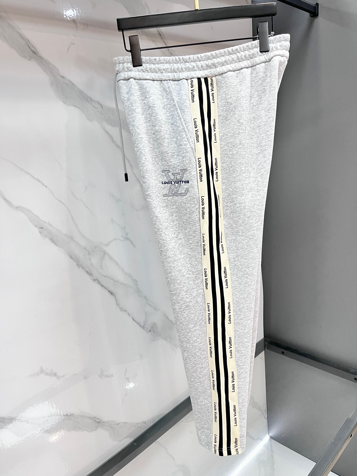 LV 秋冬最新品套装-同步有售，原单狠货休闲时尚套装，上身很有特点！吸睛而有亮点，进口高密度聚酯纤维面料