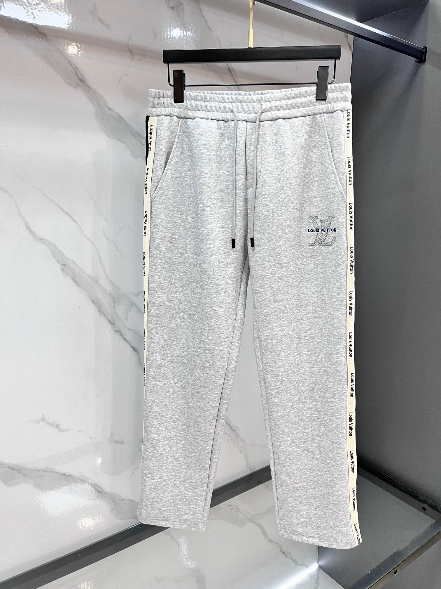 LV 秋冬最新品套装-同步有售，原单狠货休闲时尚套装，上身很有特点！吸睛而有亮点，进口高密度聚酯纤维面料