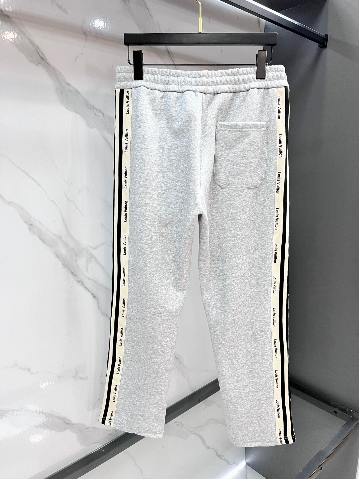 LV 秋冬最新品套装-同步有售，原单狠货休闲时尚套装，上身很有特点！吸睛而有亮点，进口高密度聚酯纤维面料