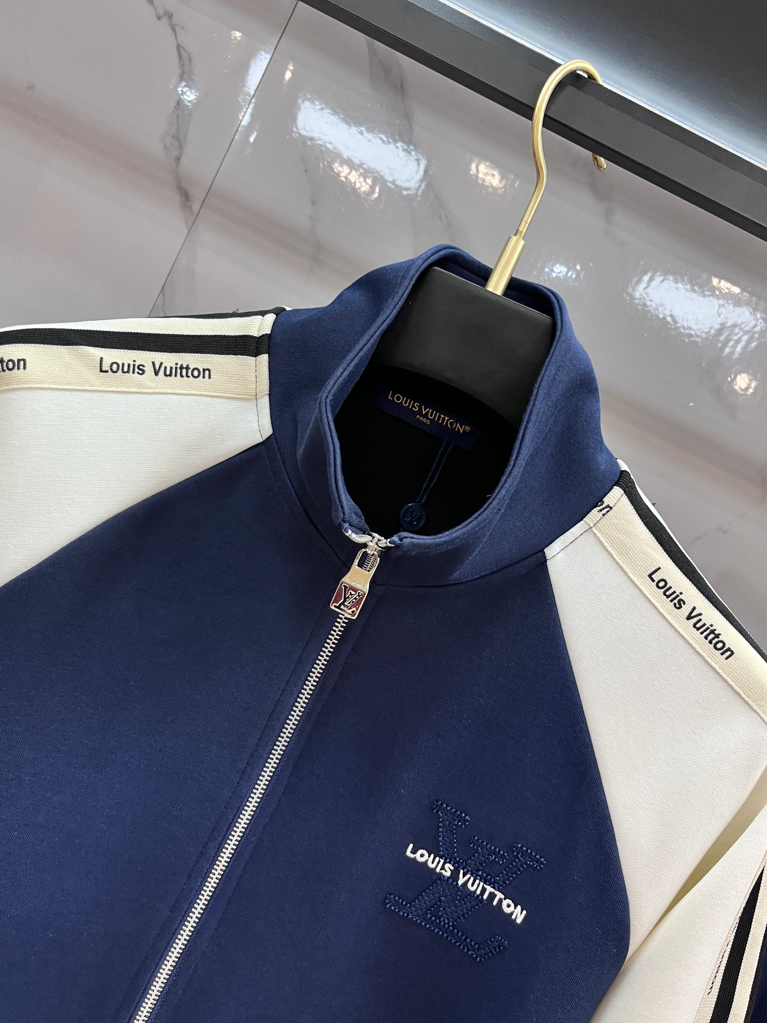 LV 秋冬最新品套装-同步有售，原单狠货休闲时尚套装，上身很有特点！吸睛而有亮点，进口高密度聚酯纤维面料