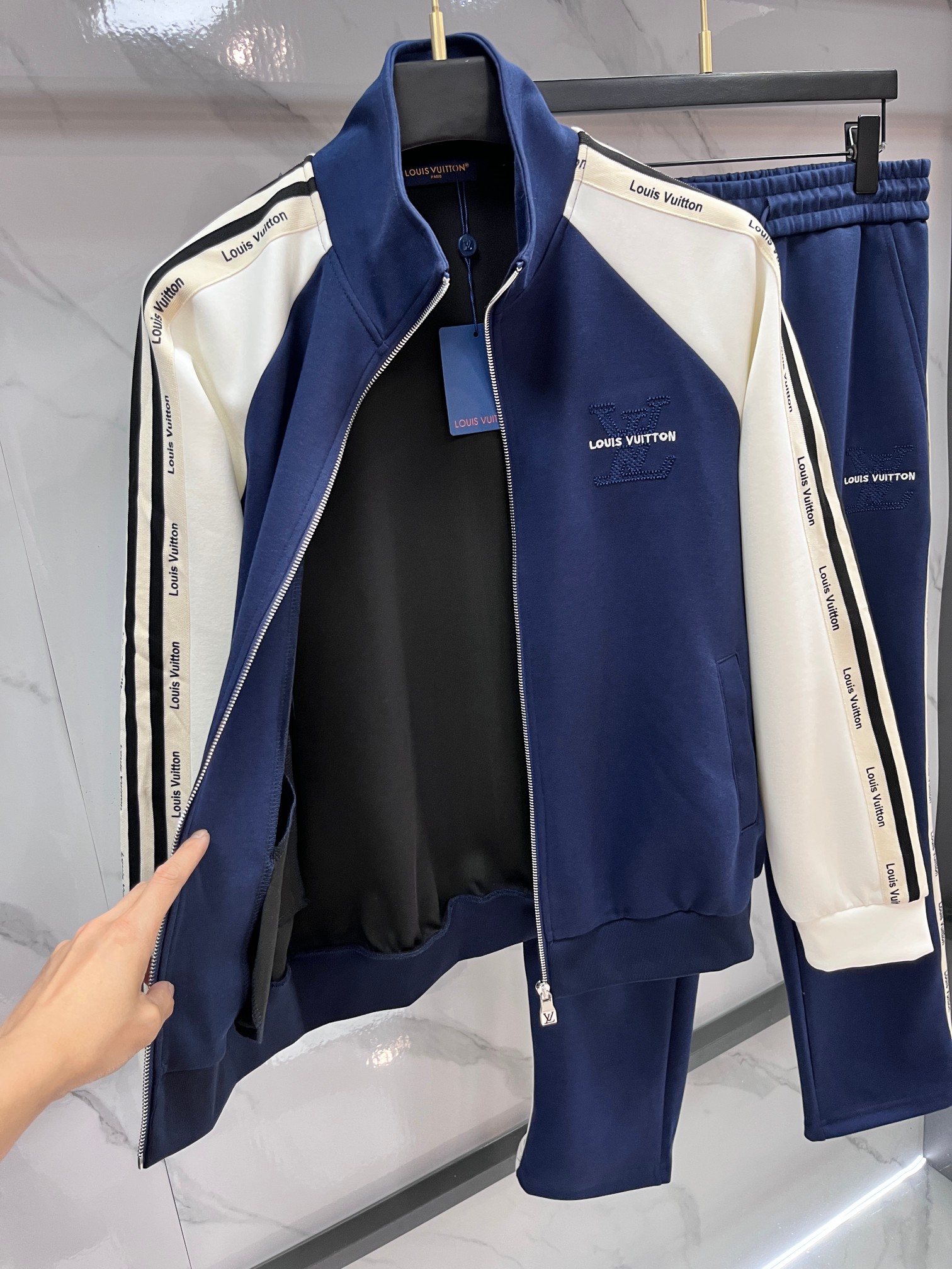 LV 秋冬最新品套装-同步有售，原单狠货休闲时尚套装，上身很有特点！吸睛而有亮点，进口高密度聚酯纤维面料