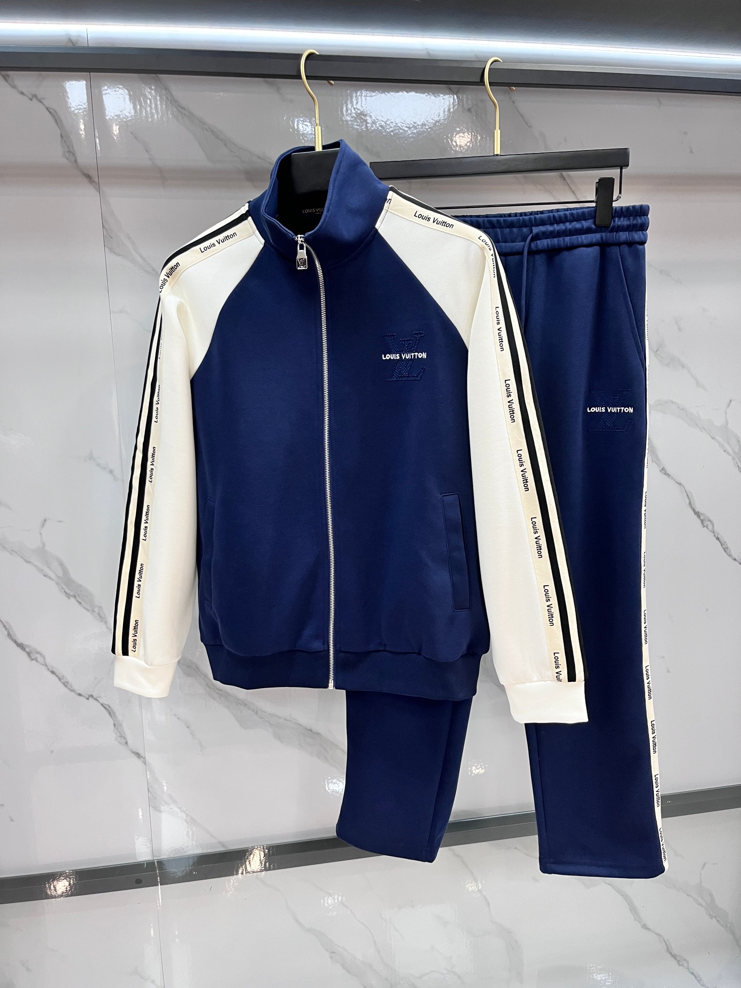 LV 秋冬最新品套装-同步有售，原单狠货休闲时尚套装，上身很有特点！吸睛而有亮点，进口高密度聚酯纤维面料