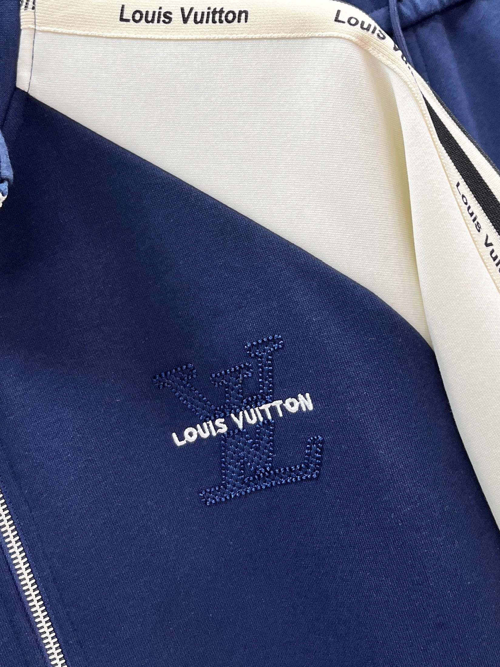 LV 秋冬最新品套装-同步有售，原单狠货休闲时尚套装，上身很有特点！吸睛而有亮点，进口高密度聚酯纤维面料