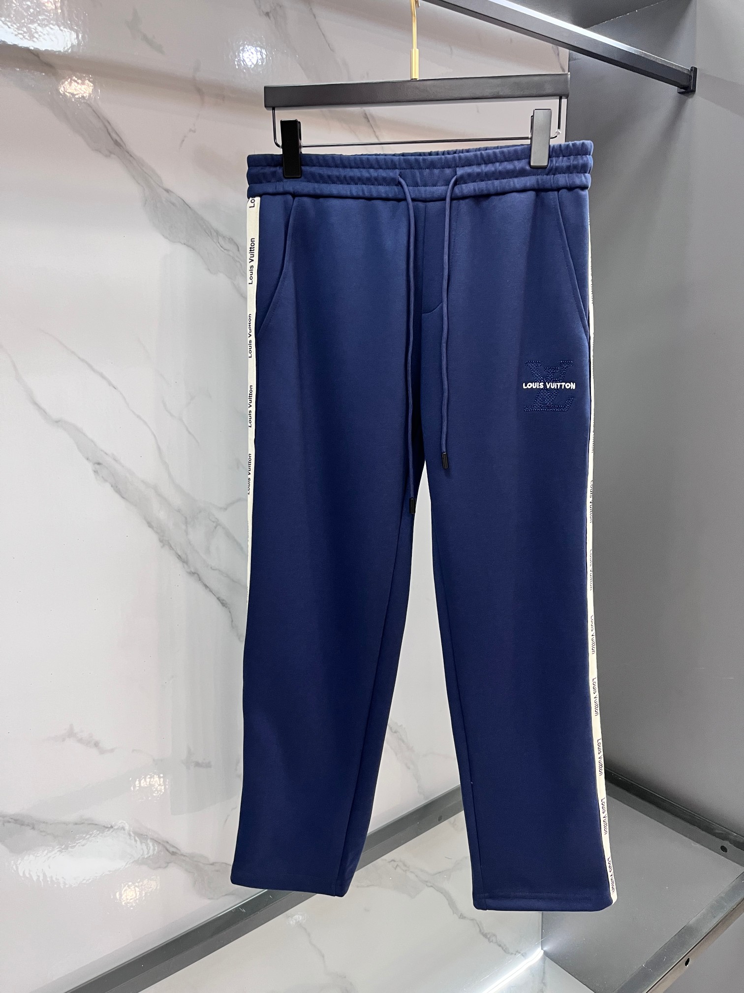 LV 秋冬最新品套装-同步有售，原单狠货休闲时尚套装，上身很有特点！吸睛而有亮点，进口高密度聚酯纤维面料