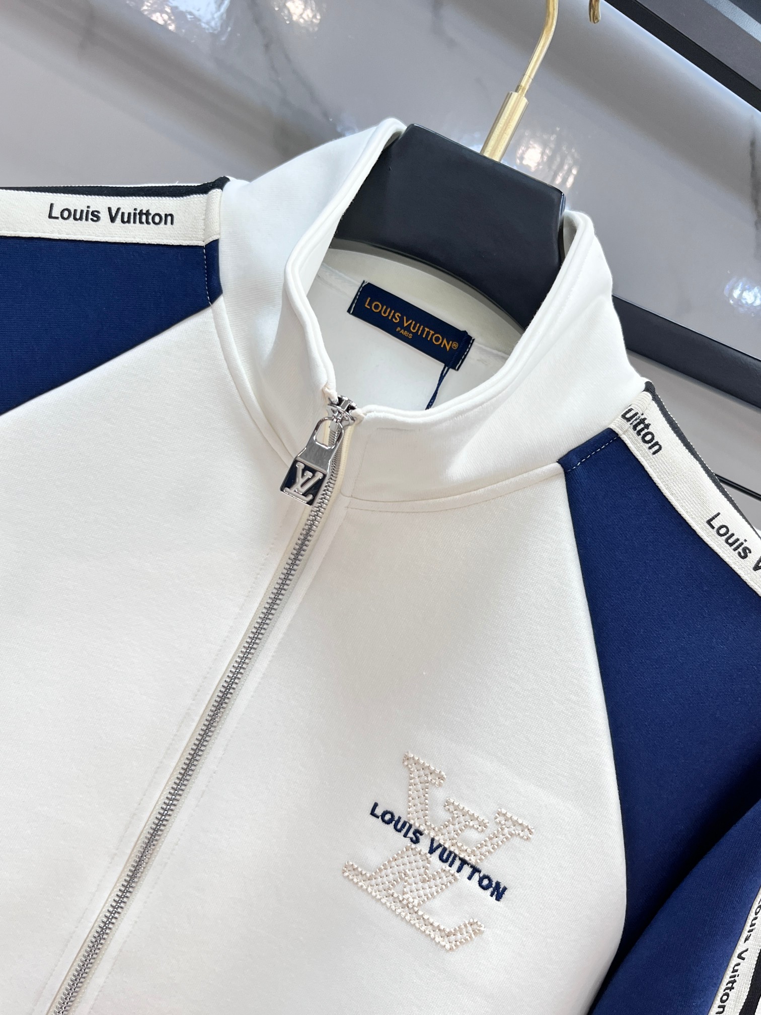 LV 秋冬最新品套装-同步有售，原单狠货休闲时尚套装，上身很有特点！吸睛而有亮点，进口高密度聚酯纤维面料